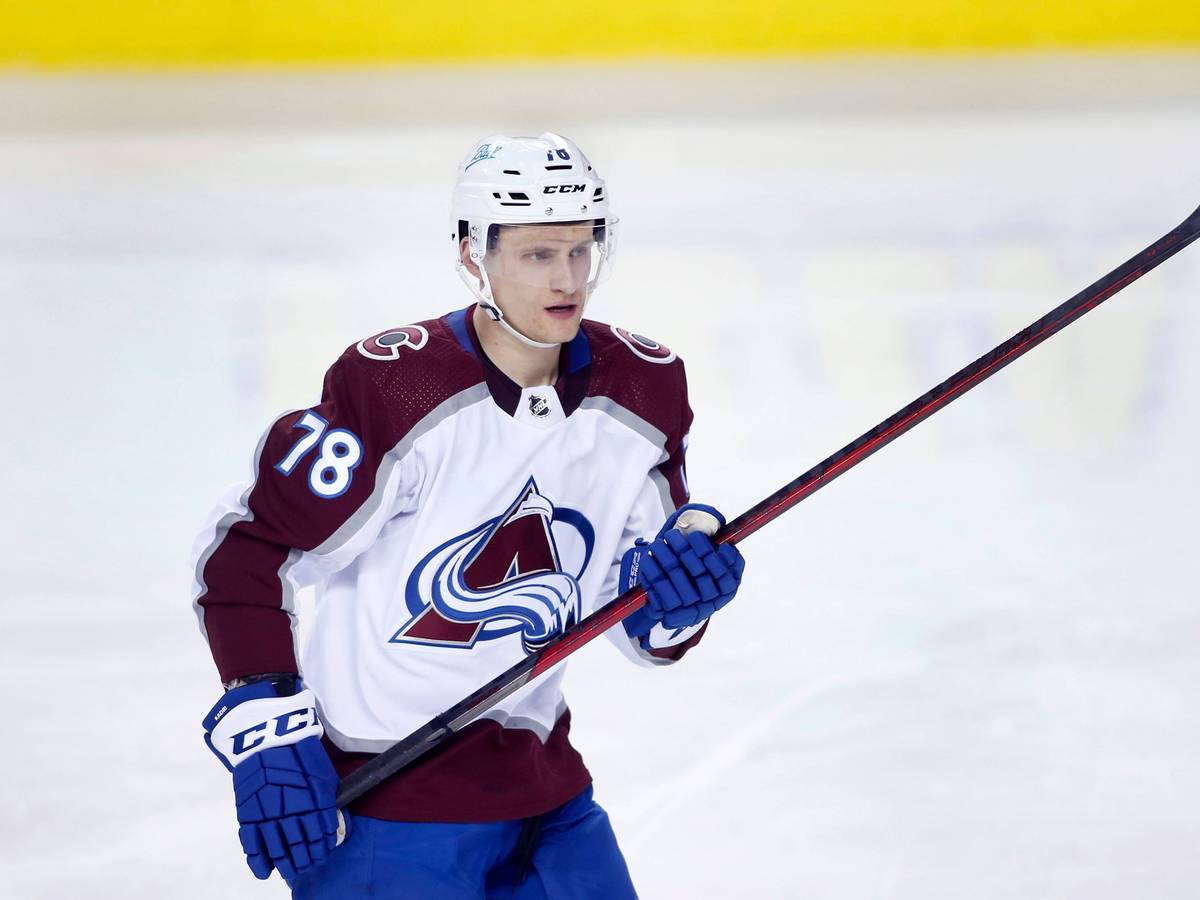 Nico Sturm voll fokussiert bei Spiel gegen die Calgary Flames
