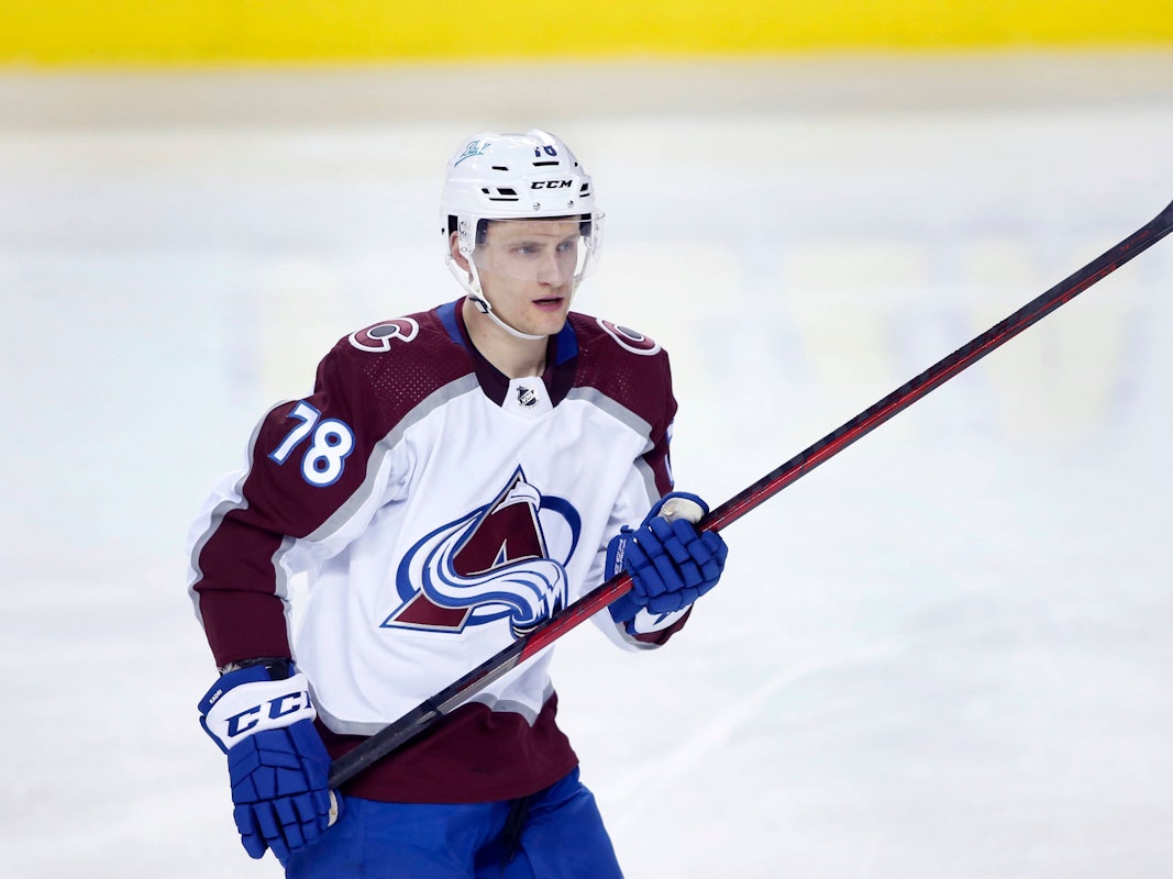 Nico Sturm voll fokussiert bei Spiel gegen die Calgary Flames