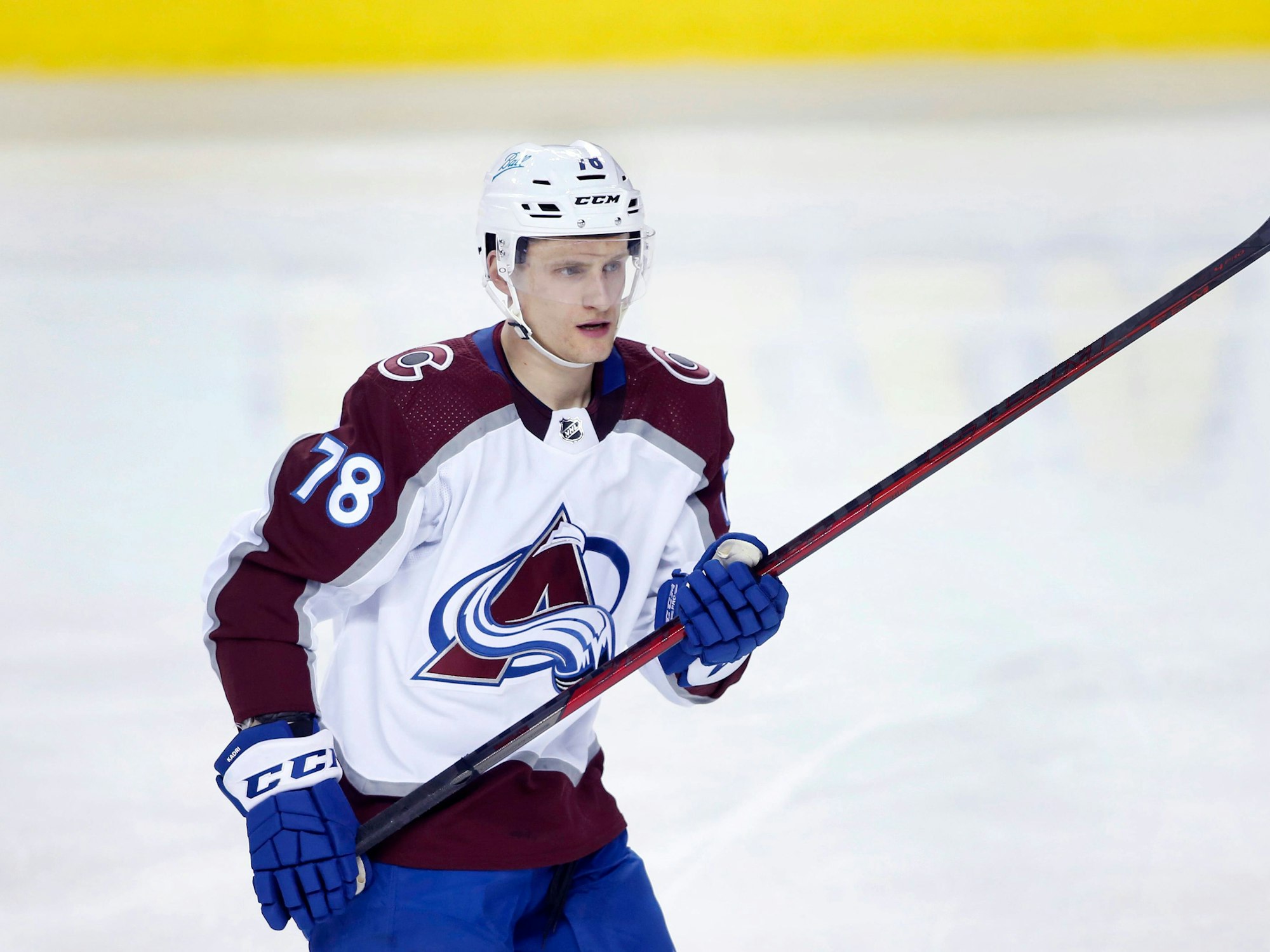 Nico Sturm voll fokussiert bei Spiel gegen die Calgary Flames