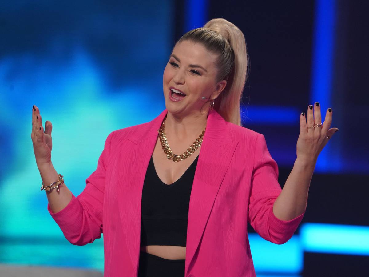 Die Sängerin Beatrice Egli steht bei der Aufzeichnung der „Beatrice Egli Show“ auf der Bühne. Ausgestrahlt wird die Sendung am 23. April 2022 im SWR und MDR Fernsehen.