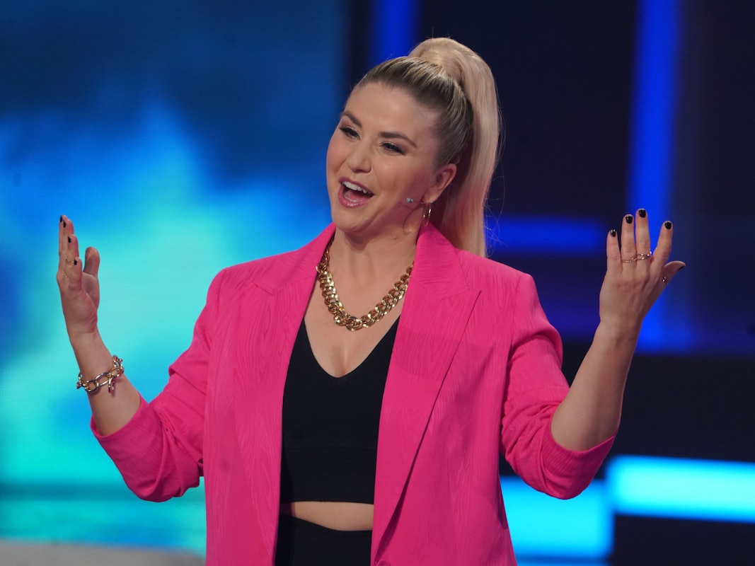 Die Sängerin Beatrice Egli steht bei der Aufzeichnung der „Beatrice Egli Show“ auf der Bühne. Ausgestrahlt wird die Sendung am 23. April 2022 im SWR und MDR Fernsehen.
