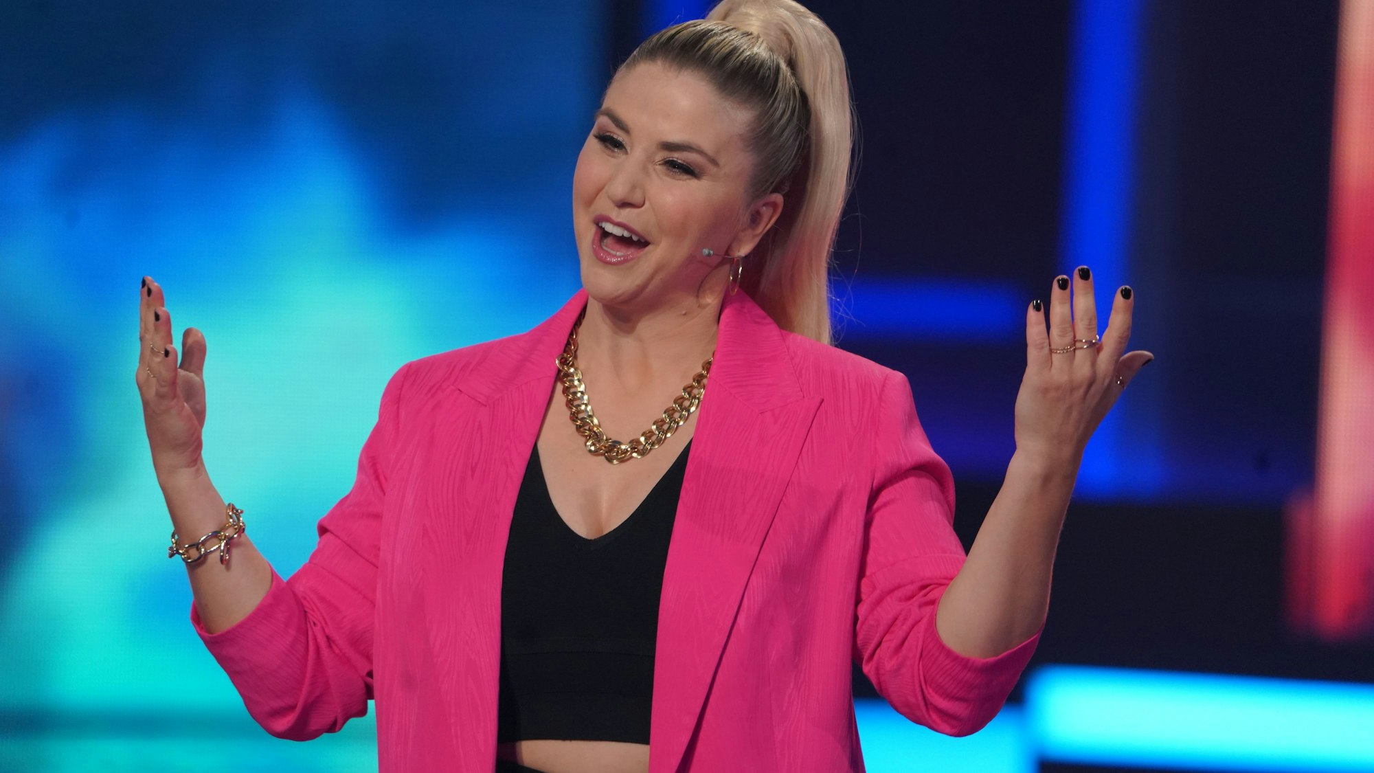 Die Sängerin Beatrice Egli steht bei der Aufzeichnung der „Beatrice Egli Show“ auf der Bühne. Ausgestrahlt wird die Sendung am 23. April 2022 im SWR und MDR Fernsehen.