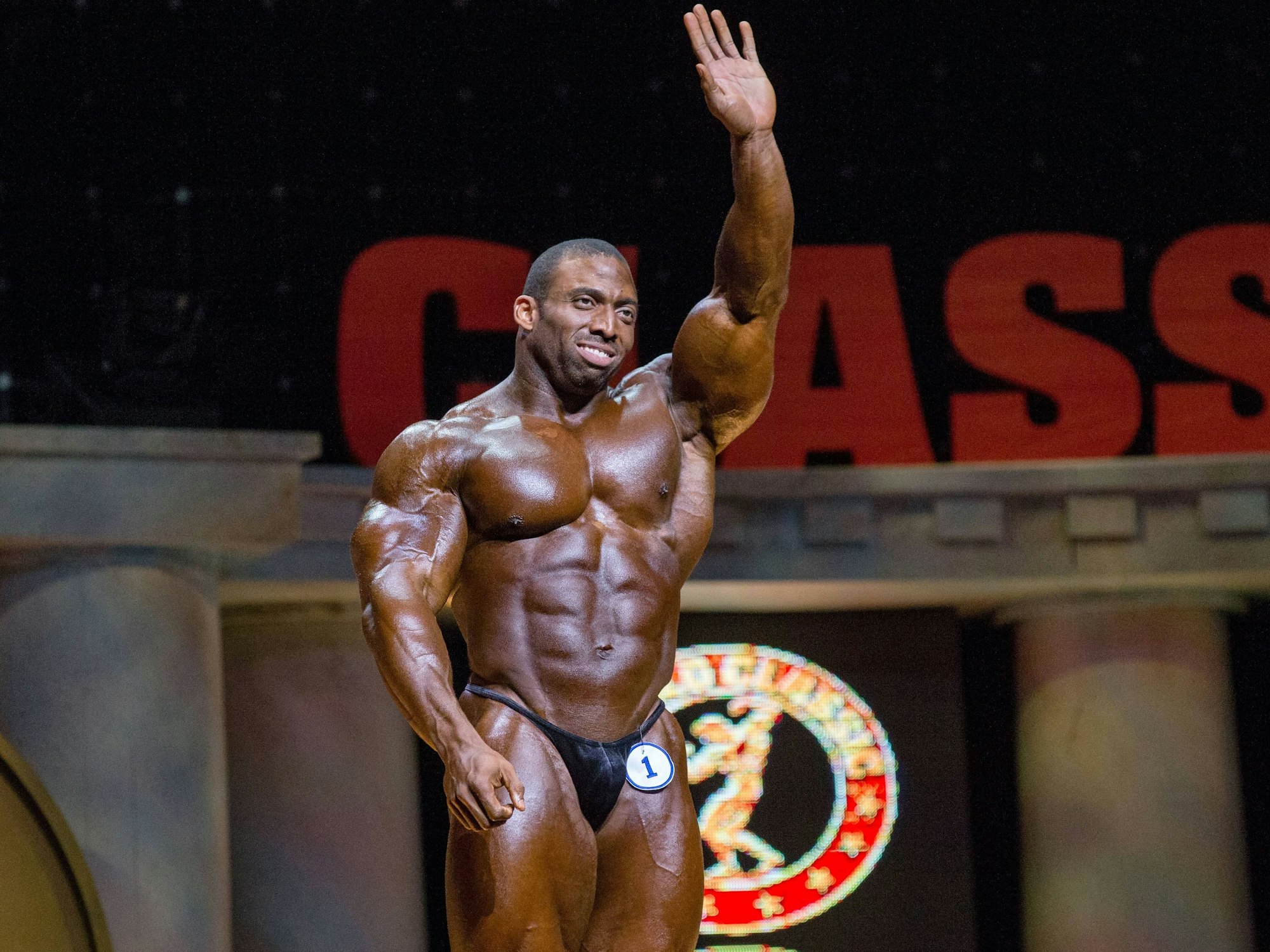 Cedric McMillan winkt dem Publikum von der Bühne aus zu