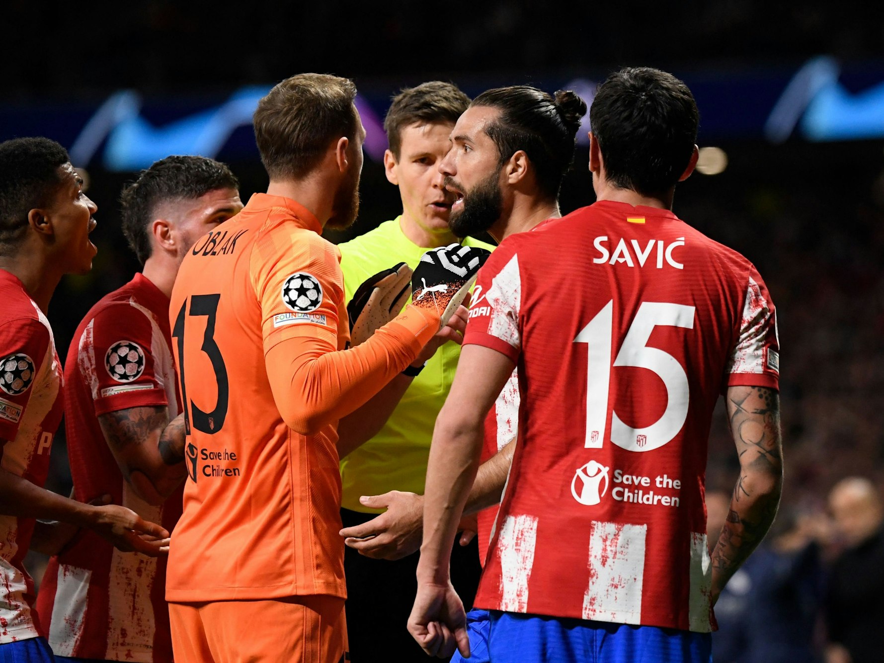 Rudelbildung nach dem Platzverweis, auch der deutsche Schiedsrichter Daniel Siebert wird bestürmt.