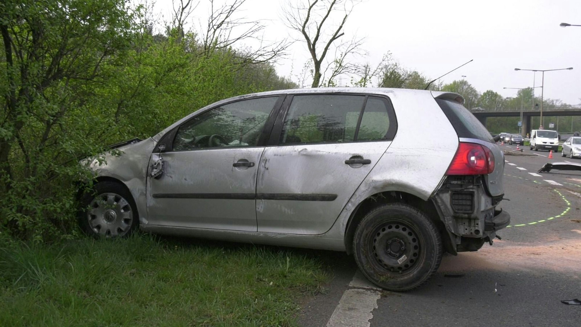 In Weiler-Volkhoven hat eine Mutter (30) einen schweren Unfall gebaut. Die Kinder, 5 und 7 Jahre alt, wurden wie die Fahrerin schwer verletzt.