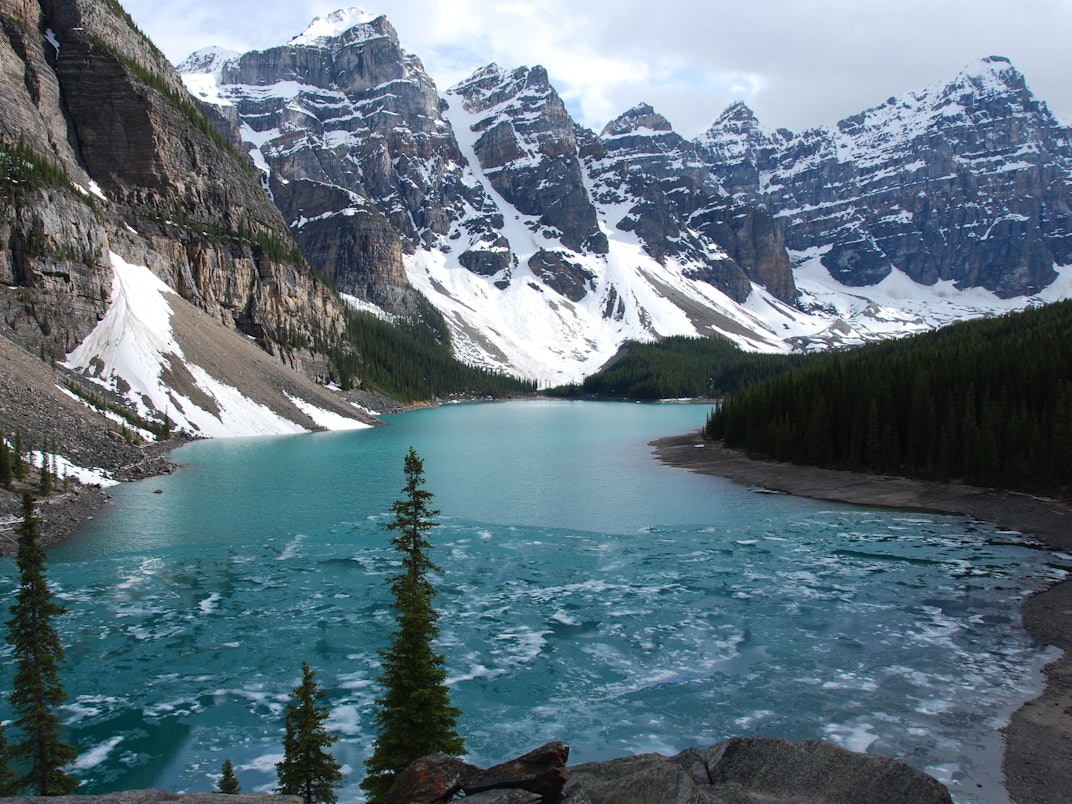 Der Moraine Lake im Banff-Nationalpark bei Lake Louise in der kanadischen Provinz Alberta.