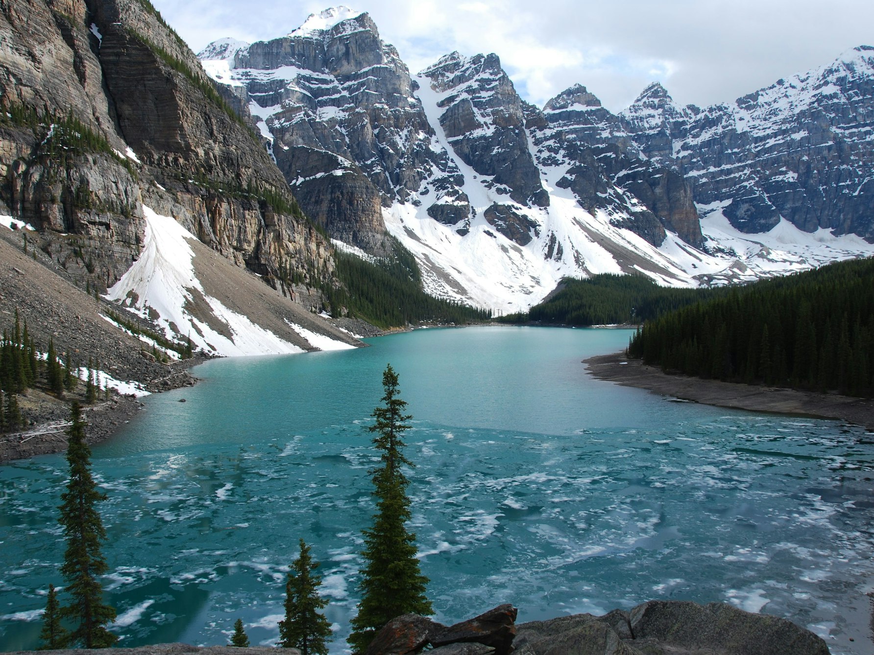 Der Moraine Lake im Banff-Nationalpark bei Lake Louise in der kanadischen Provinz Alberta.