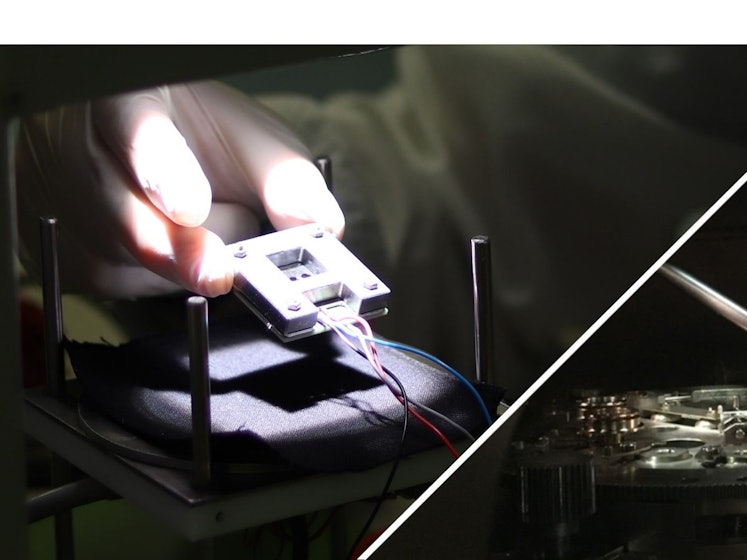 Ein Forschungsteam hat eine sehr effiziente Solarzelle entwickelt. Das Bild zeigt die Arbeiten an der Universität Wuppertal (links) und der Universität Köln (rechts).