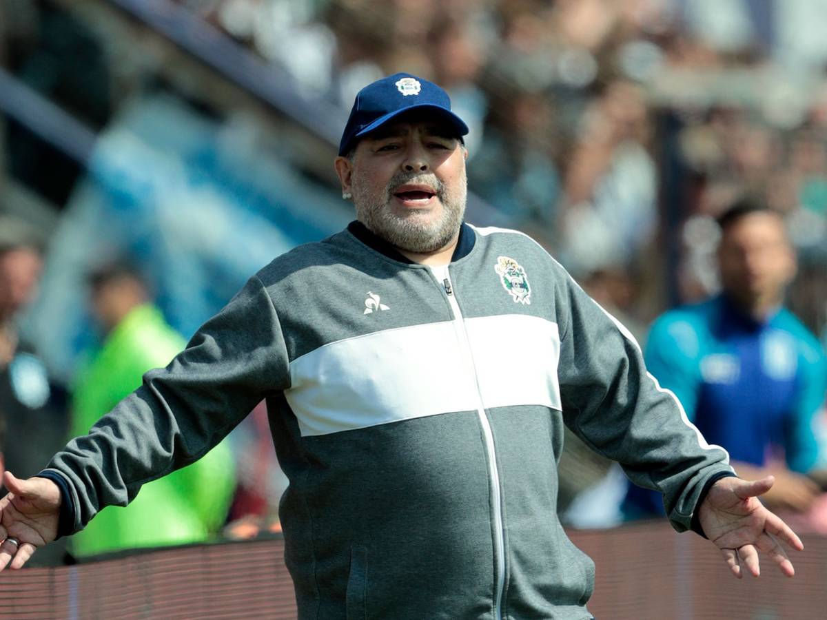 Maradona gibt seiner Mannschaft Gimnasia y Esgrima La Plata Anweisungen vom Spielfeldrand