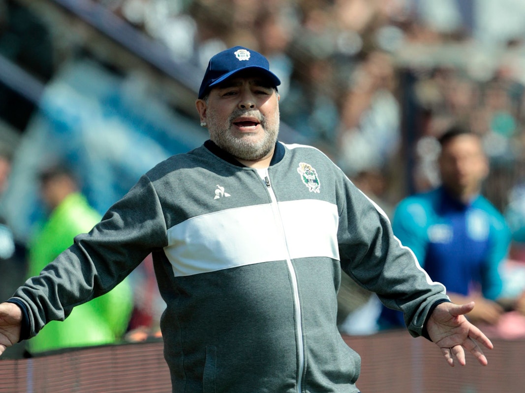 Maradona gibt seiner Mannschaft Gimnasia y Esgrima La Plata Anweisungen vom Spielfeldrand