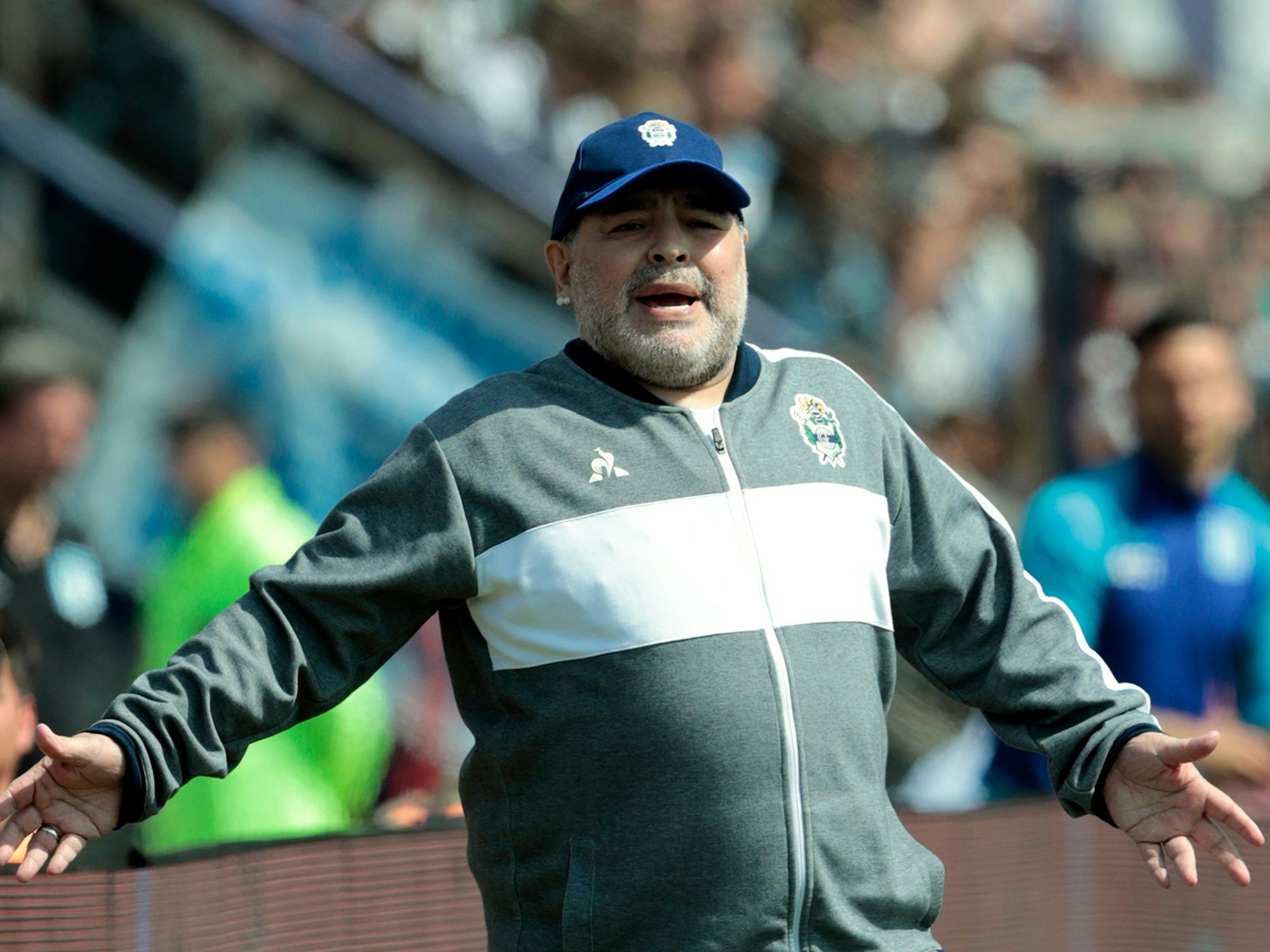 Maradona gibt seiner Mannschaft Gimnasia y Esgrima La Plata Anweisungen vom Spielfeldrand