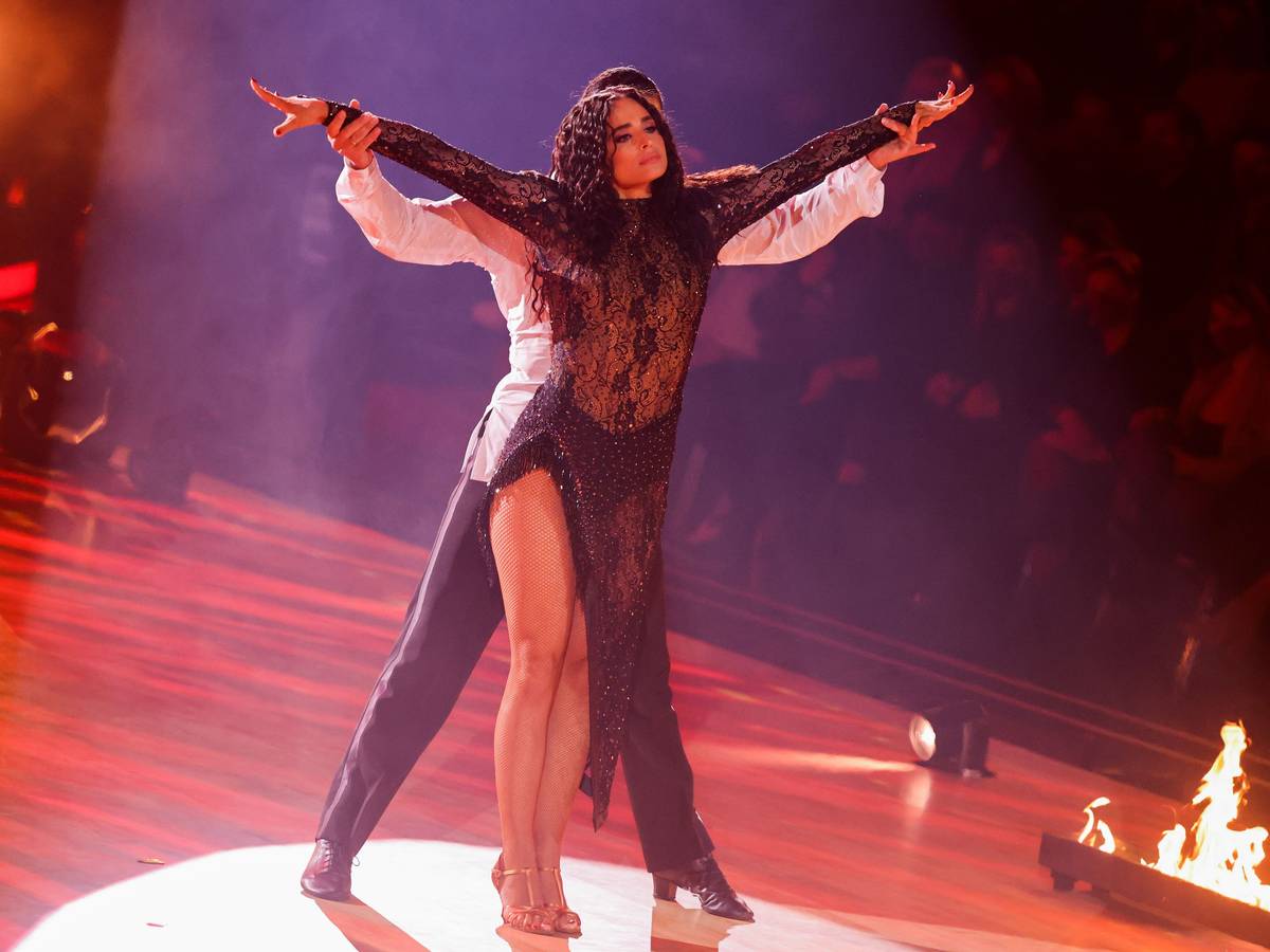 Amira Pocher, Moderatorin, und Massimo Sinato, Profitänzer, tanzen am 11.03.2022 in der RTL-Tanzshow „Let's Dance“ im Coloneum (Köln).