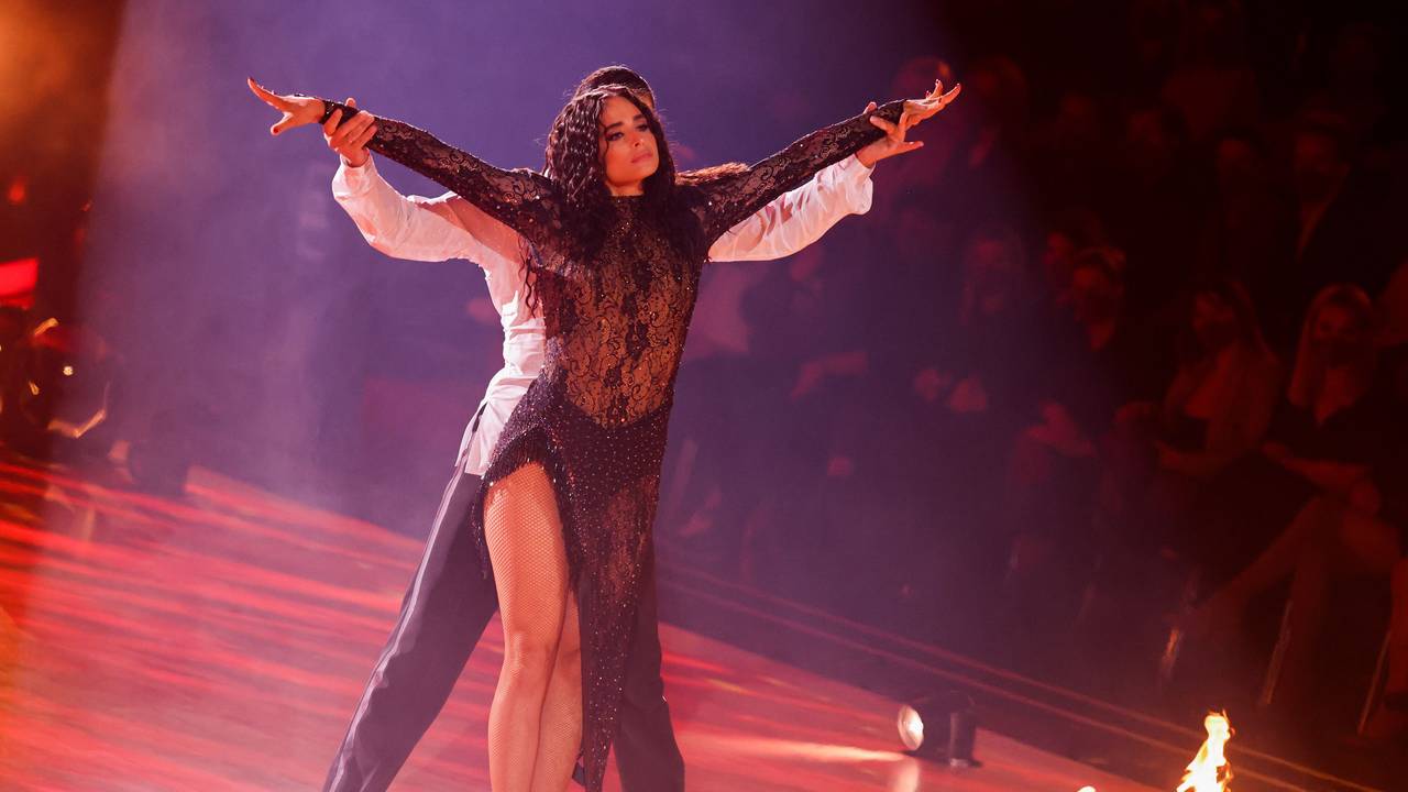 Amira Pocher, Moderatorin, und Massimo Sinato, Profitänzer, tanzen am 11.03.2022 in der RTL-Tanzshow „Let's Dance“ im Coloneum (Köln).