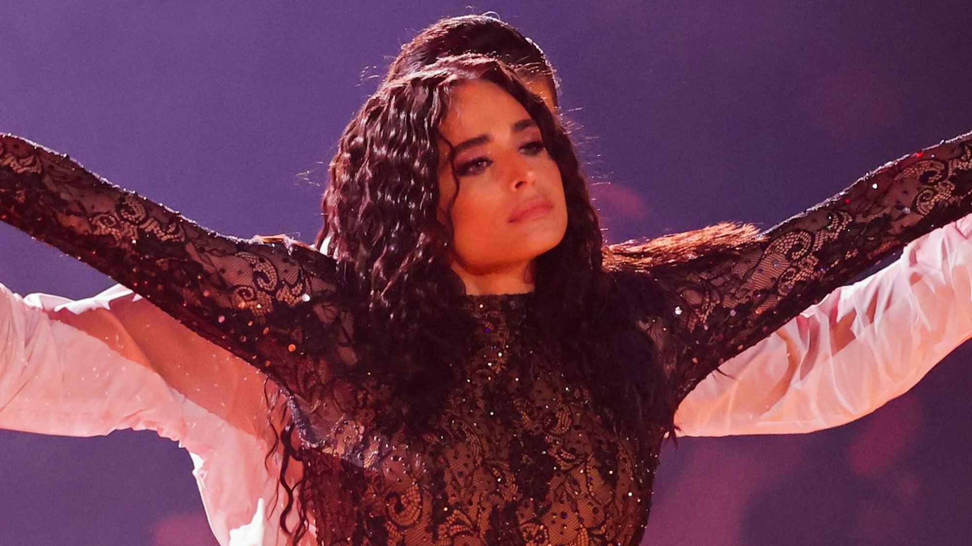 Amira Pocher, Moderatorin, und Massimo Sinato, Profitänzer, tanzen am 11.03.2022 in der RTL-Tanzshow „Let's Dance“ im Coloneum (Köln).