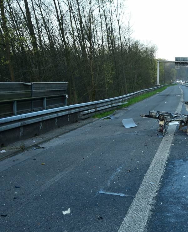 Auf der A4 bei Köln hat ein Unbekannter – oder mehrere Unbekannte – einen Blitzer-Anhänger gesprengt (das Foto zeigt den demolierten Anhänger). Nun sucht die Polizei nach dem Täter oder den Tätern.