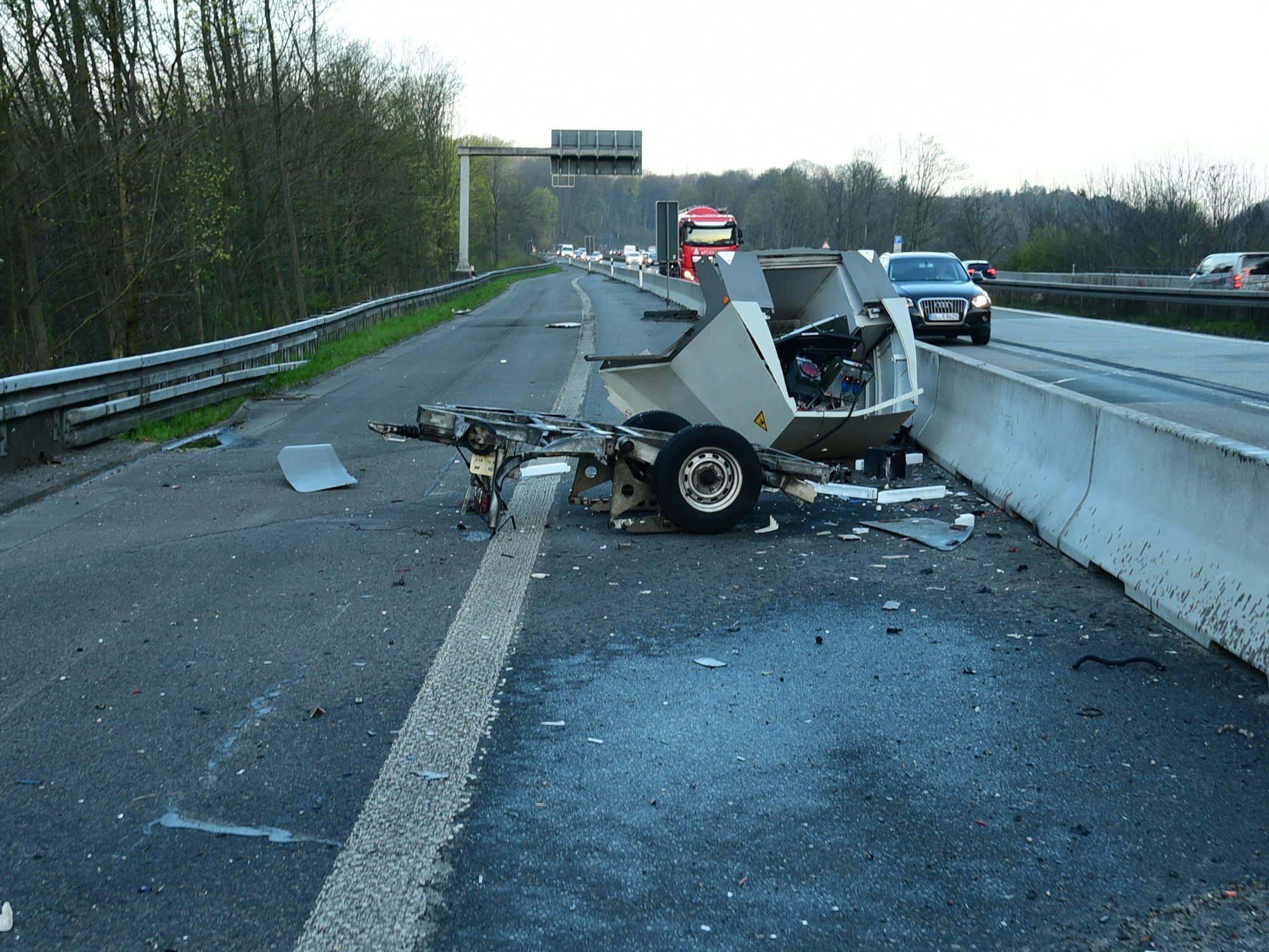 Auf der A4 bei Köln hat ein Unbekannter – oder mehrere Unbekannte – einen Blitzer-Anhänger gesprengt (das Foto zeigt den demolierten Anhänger). Nun sucht die Polizei nach dem Täter oder den Tätern.