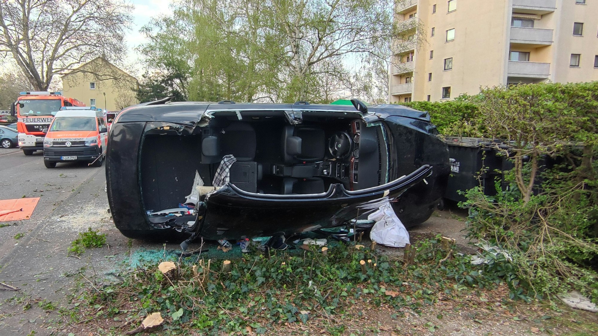 Bei einem Unfall in Köln-Poll wurde am Donnerstagabend, 14. April 2022, ein Mann schwer verletzt.
