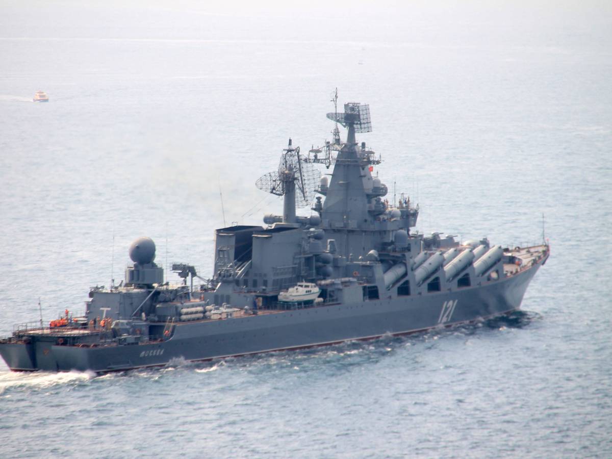 Der russische Lenkwaffenkreuzer «Moskwa» fährt durch den Bosporus ins Mittelmeer