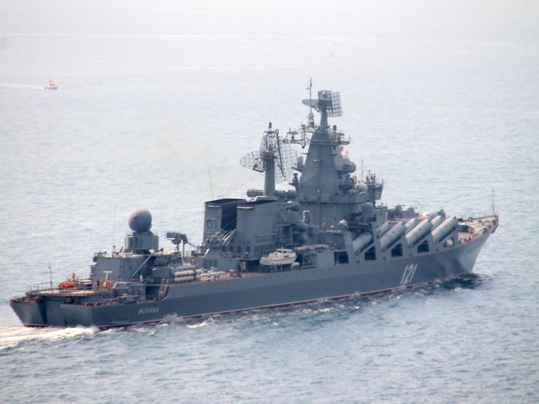 Der russische Lenkwaffenkreuzer «Moskwa» fährt durch den Bosporus ins Mittelmeer