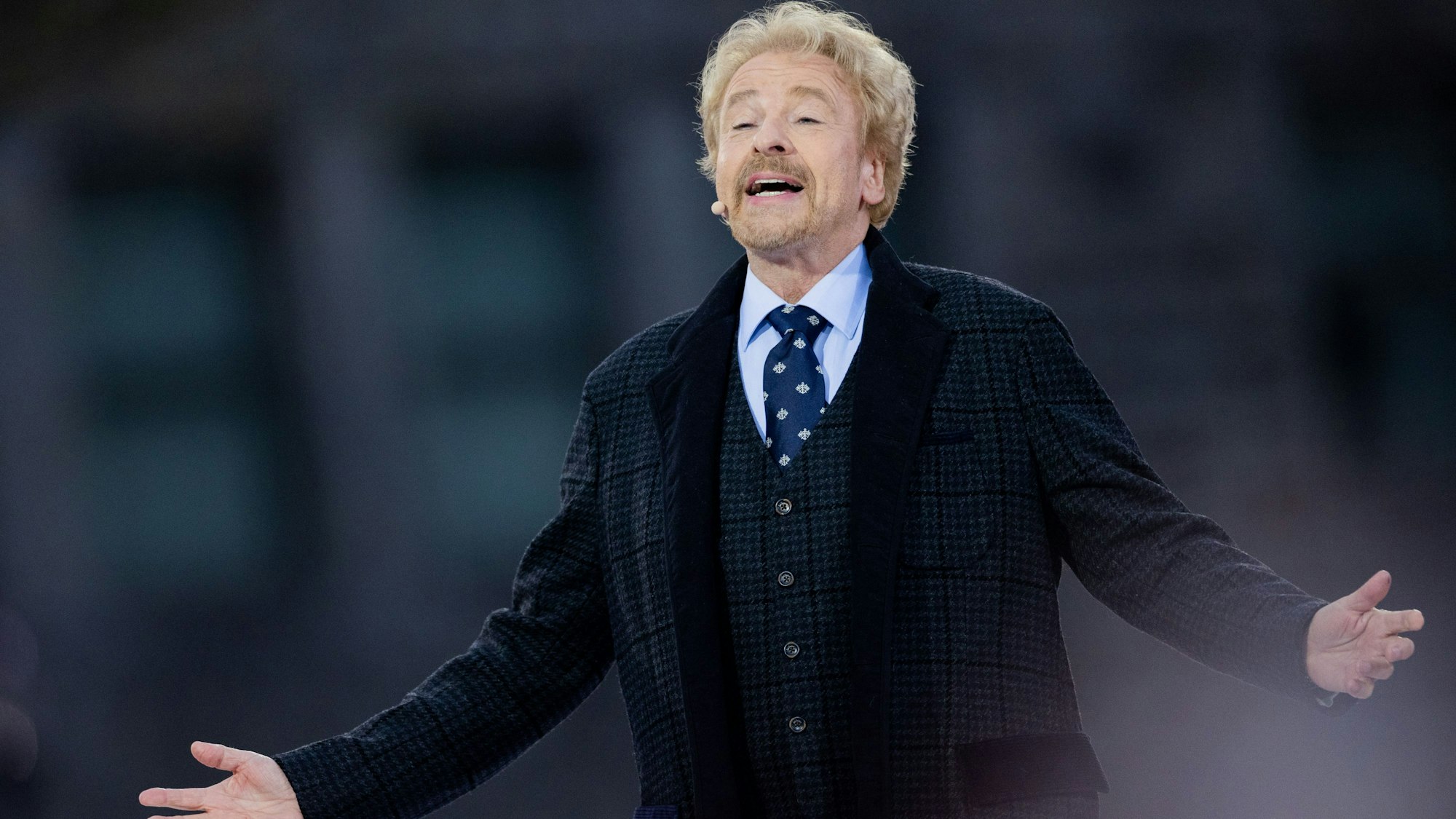 Thomas Gottschalk, Moderator und Erzähler, stand bei der RTL-Oster-Produktion 2022 „Die Passion“ auf dem Burgplatz in Essen auf der Bühne.