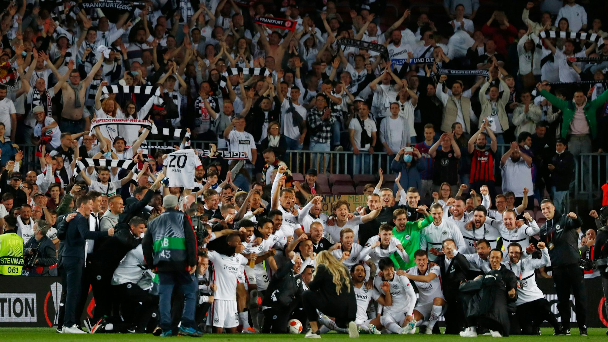 Die Mannschaft von Eintracht Frankfurt feiert vor einer gewaltigen Fan-Schar den Einzug gegen den FC Barcelona ins Halbfinale der Europa League.