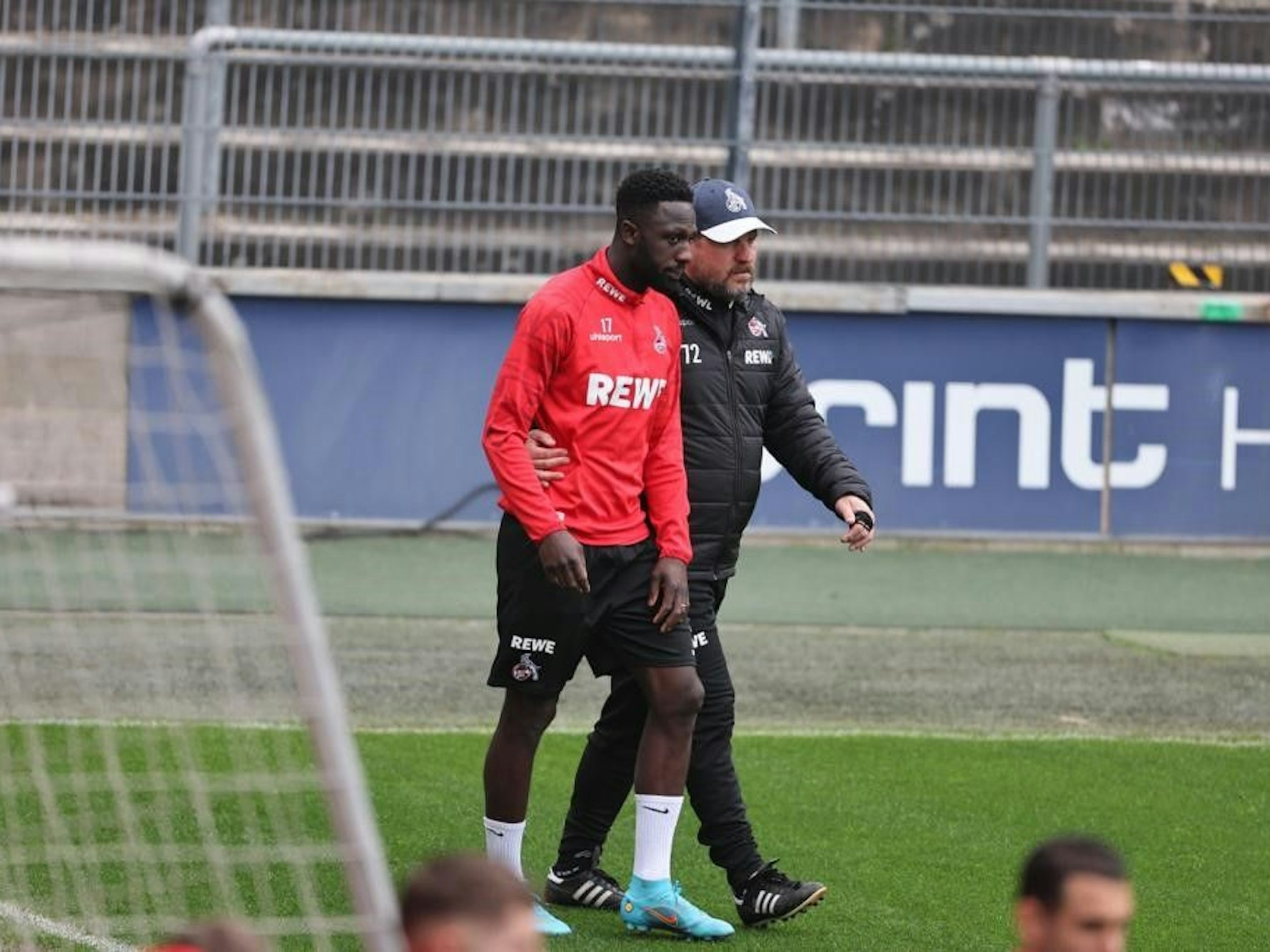 Steffen Baumgart begleitet Kingsley Schindler zum Training.