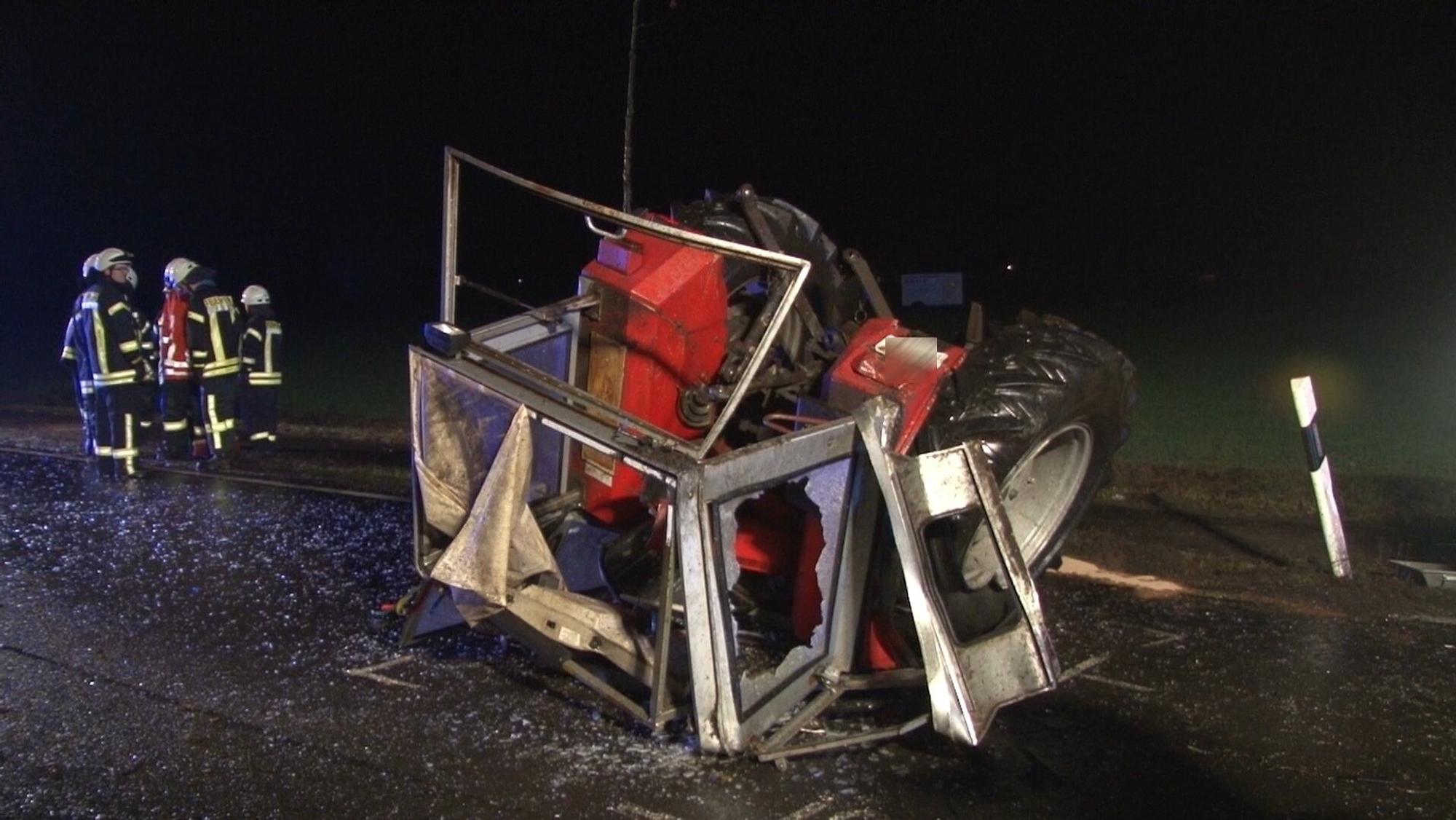 Schwerer Unfall mit Traktor: In Baden-Württemberg ist ein Rentner von einem Traktor begraben worden. Unser Archivbild zeigt einen anderen Traktor-Unfall aus dem Jahr 2019.
