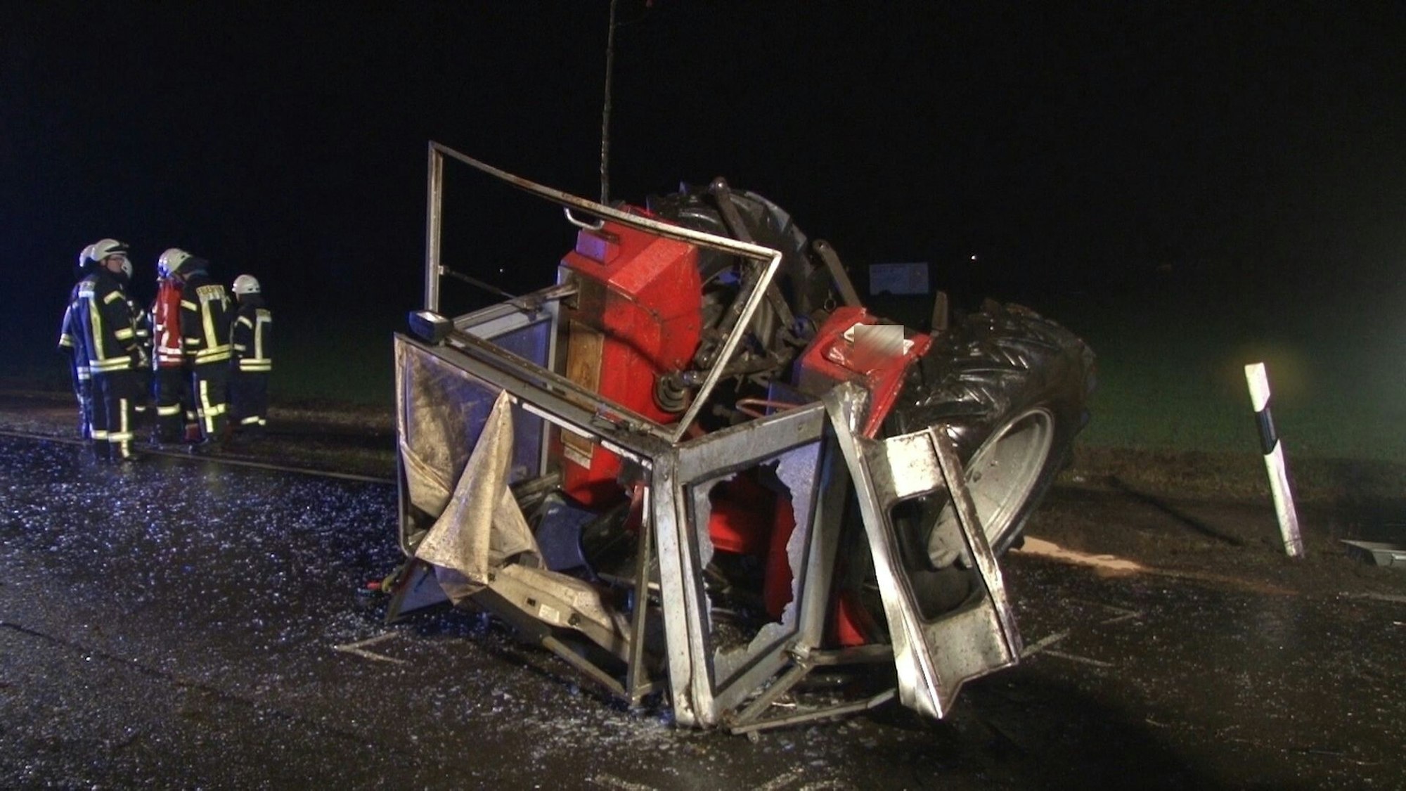 Schwerer Unfall mit Traktor: In Baden-Württemberg ist ein Rentner von einem Traktor begraben worden. Unser Archivbild zeigt einen anderen Traktor-Unfall aus dem Jahr 2019.