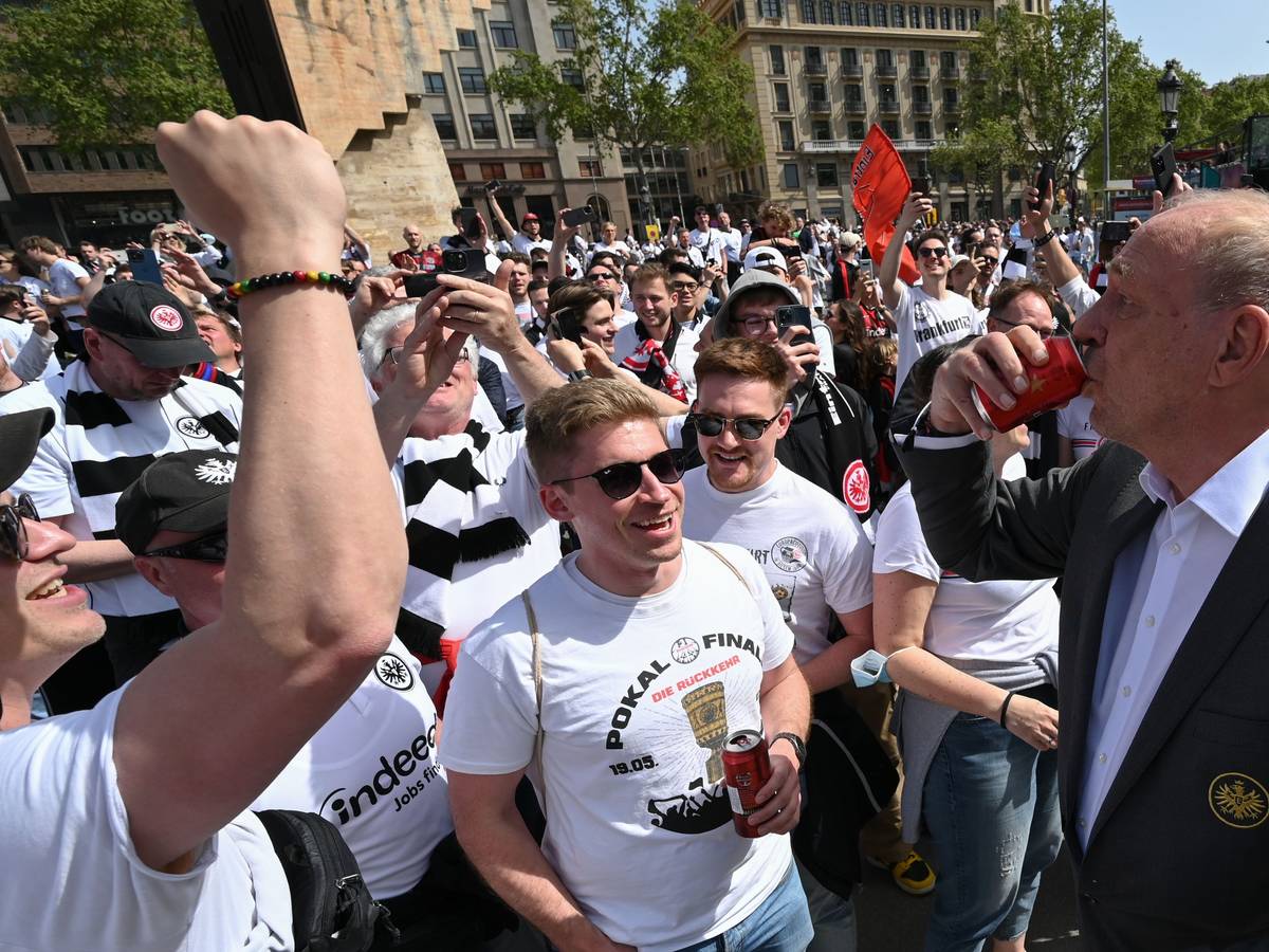 Peter Fischer trinkt mit den Fans von Eintracht Frankfurt.