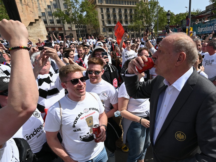 Peter Fischer trinkt mit den Fans von Eintracht Frankfurt.