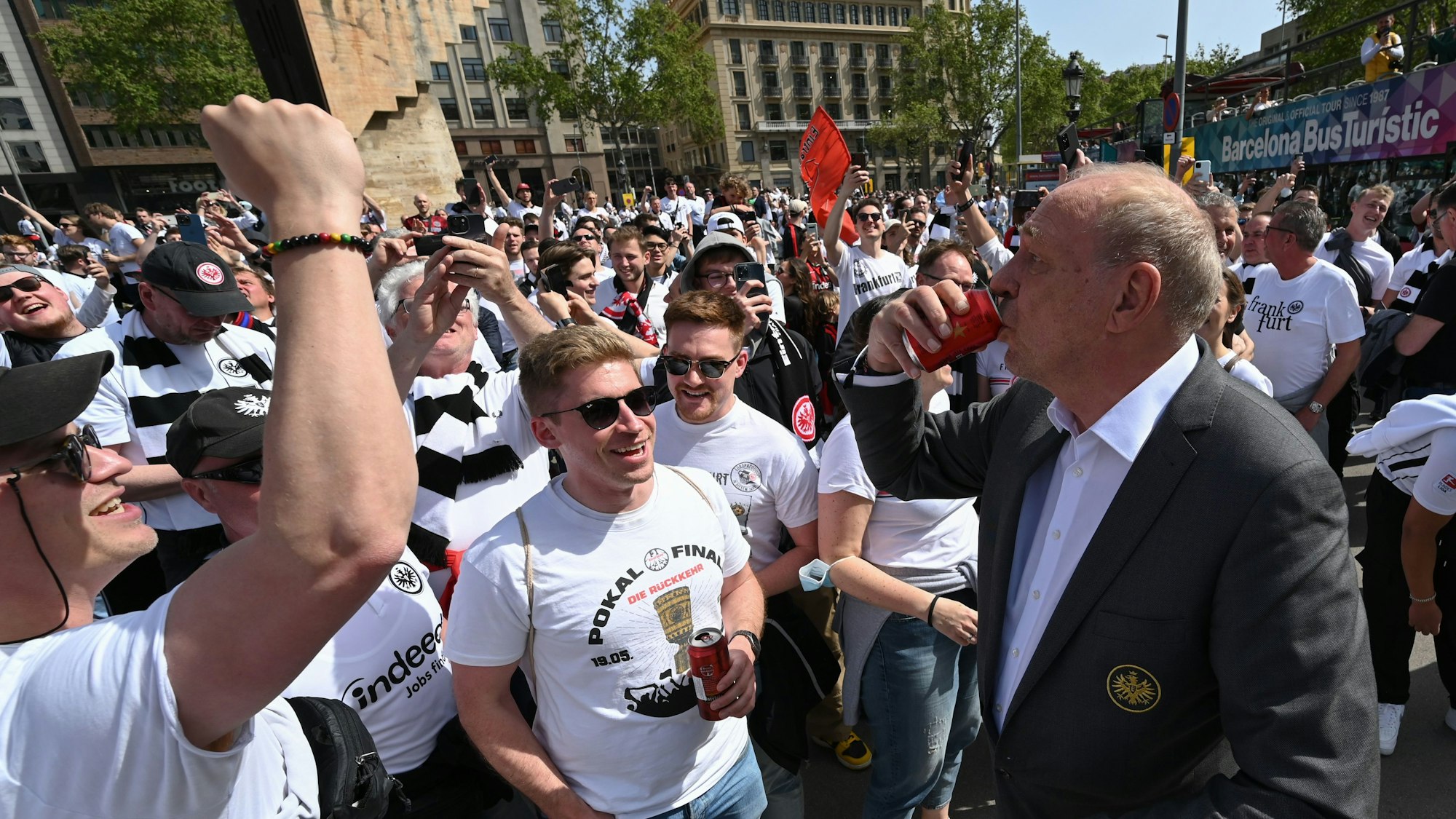 Peter Fischer (r), Präsident von Eintracht Frankfurt, besucht die angereisten Eintracht-Fans an ihrem Treffpunkt in Barcelona