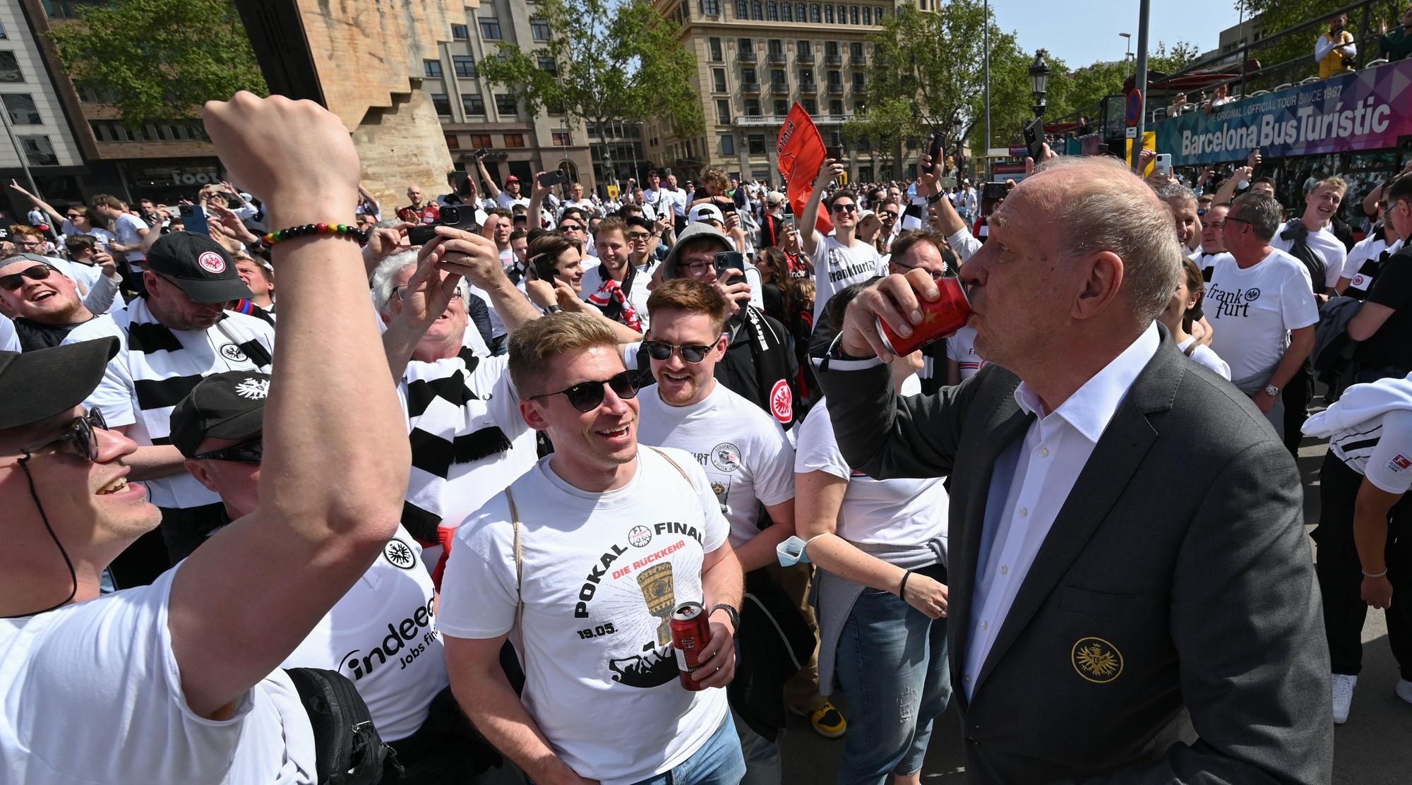 Peter Fischer trinkt mit den Fans von Eintracht Frankfurt.