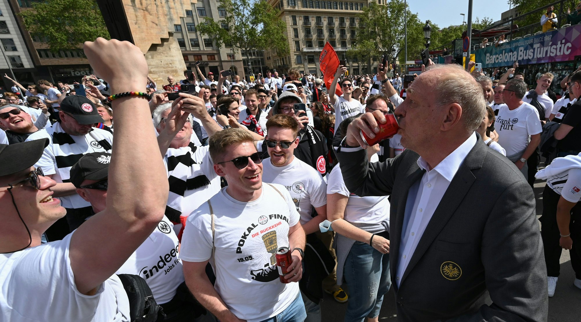 Peter Fischer trinkt mit den Fans von Eintracht Frankfurt.