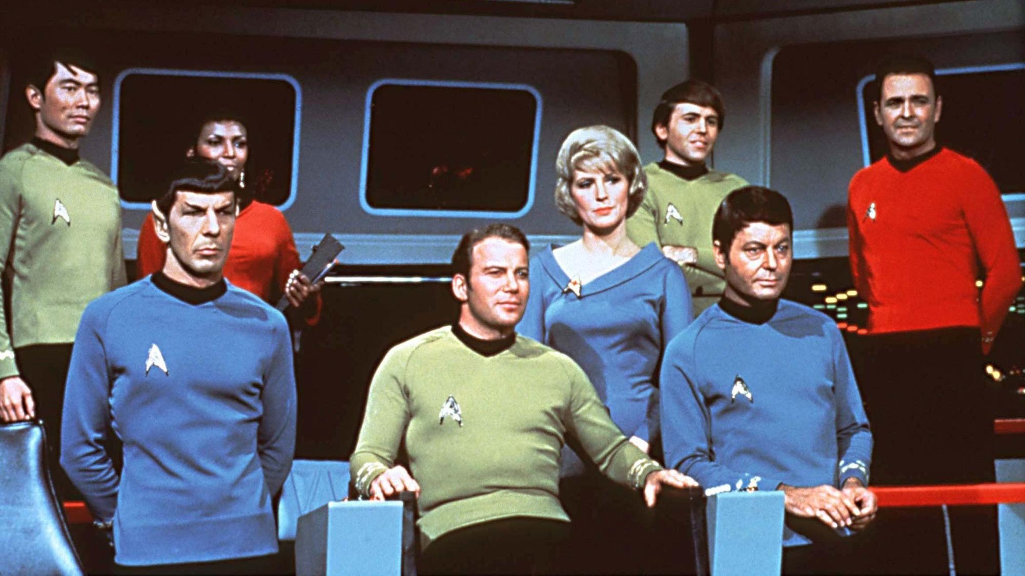 Die Crew des Raumschiffes USS Enterprise in einer Szene der gleichnamigen Serie: (l-r) George Takei als Lieutenant Hikaru Sulu, Leonard Nimoy als Commander Spock, Nichelle Nichols als Uhura, William Shatner als Captain James Tiberius Kirk, Majel Barrett als Christine Chapel, Walter Koenig als Ensign Pavel Chekov, DeForest Kelley als Dr. Leonard Horatio McCoy und James Doohan als Montgomery Scott.