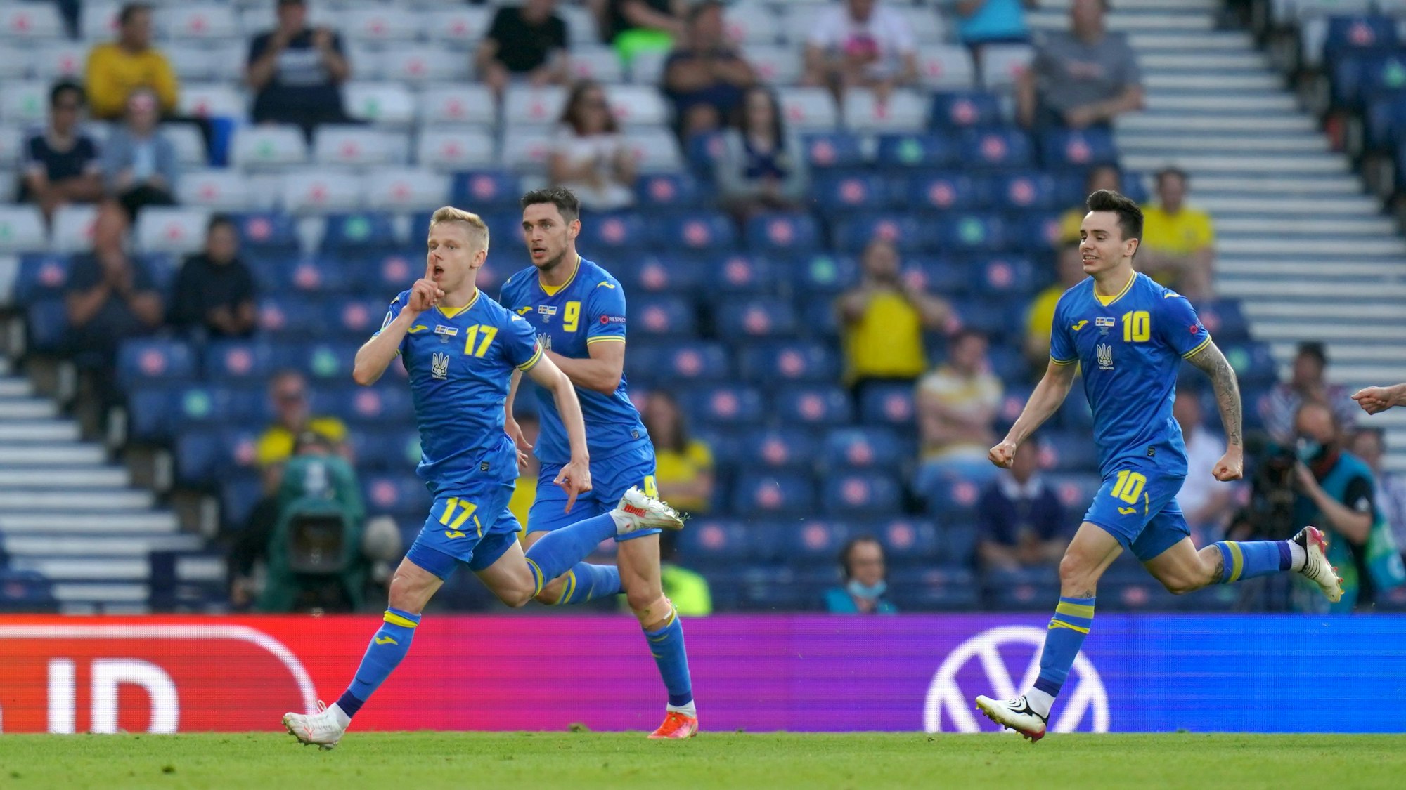 Oleksandr Zinchenko (links) jubelt.