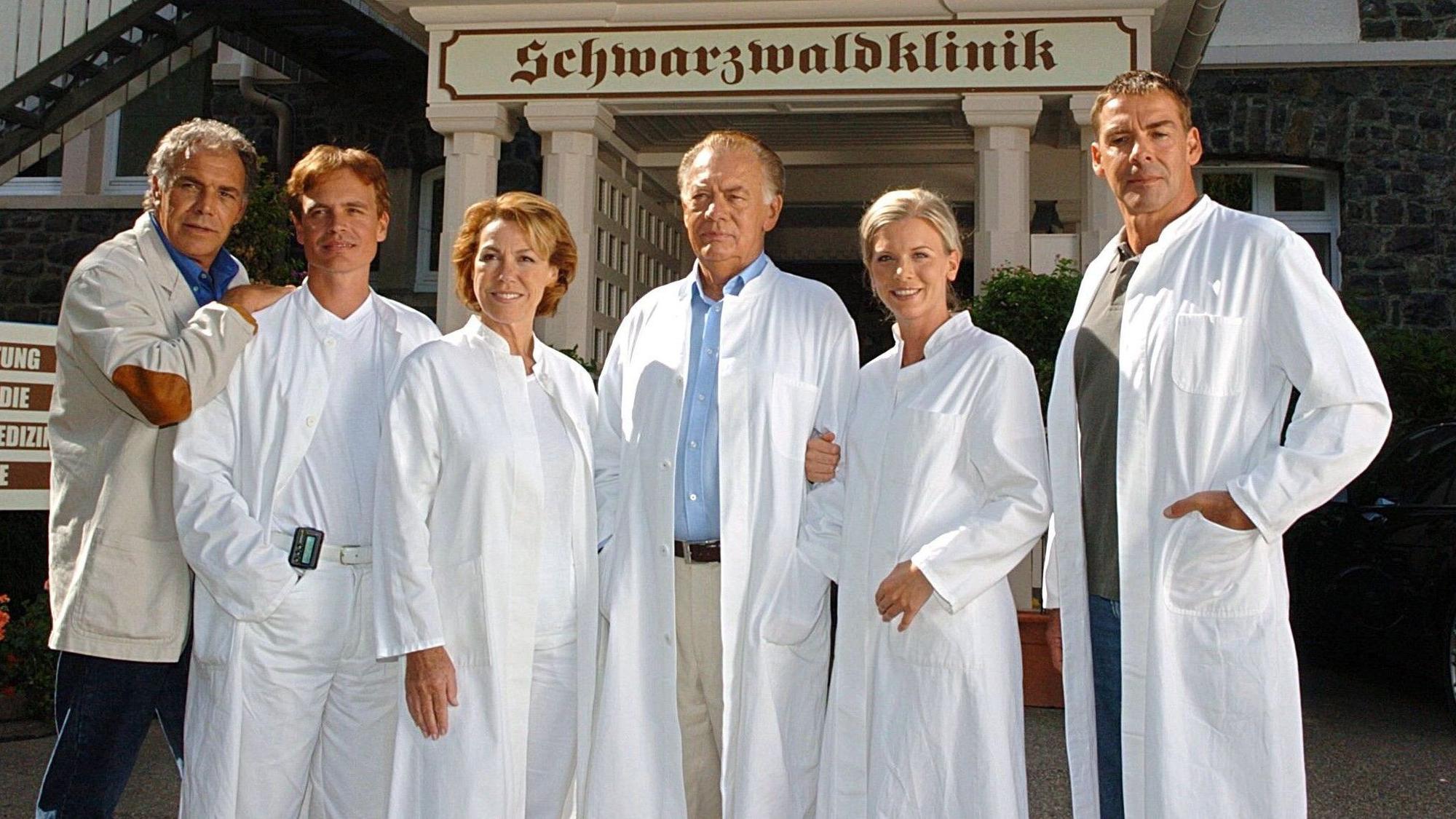 In „Die Schwarzwaldklinik“ dreht sich alles um Professor Klaus Brinkmann, der von Klausjürgen Wussow gespielt wird.
