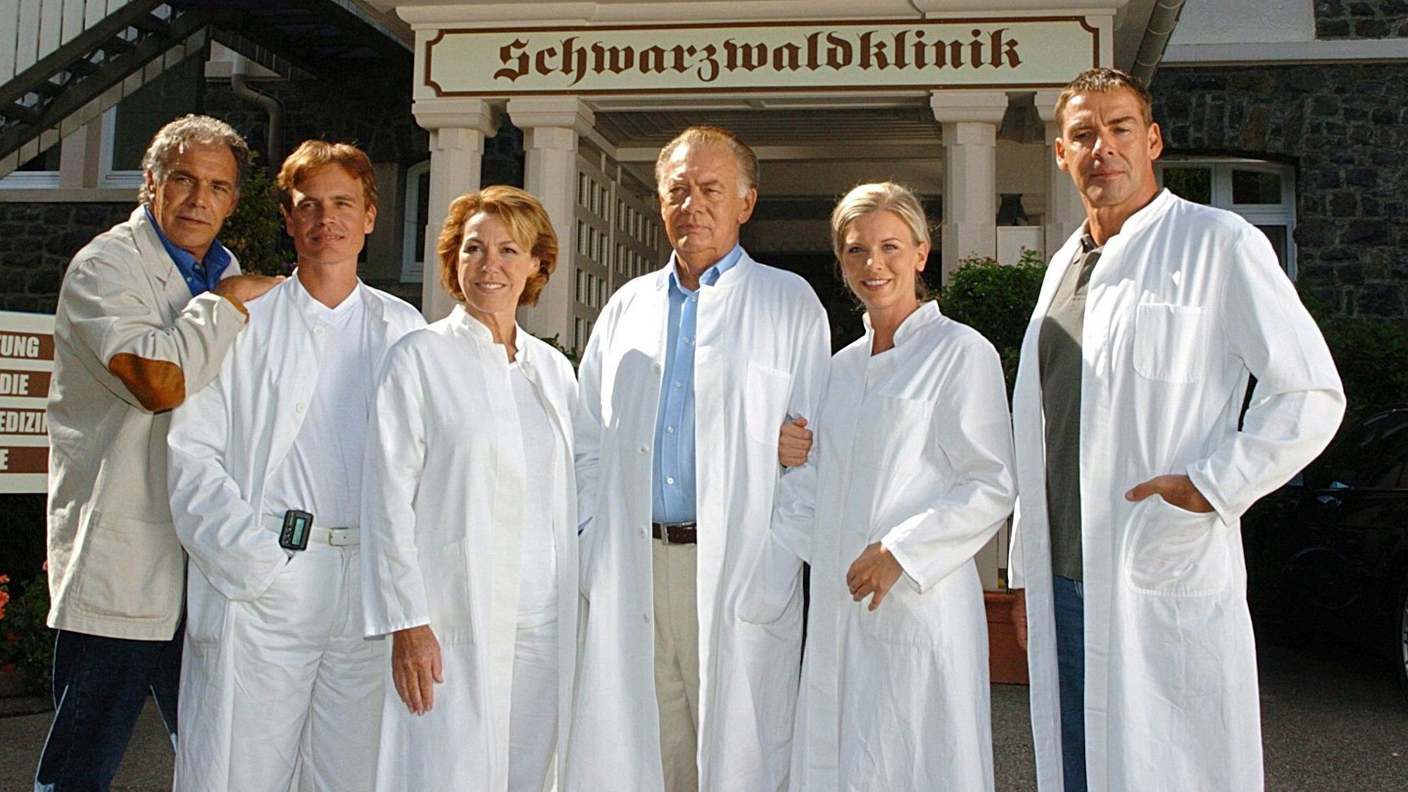 In „Die Schwarzwaldklinik“ dreht sich alles um Professor Klaus Brinkmann, der von Klausjürgen Wussow gespielt wird.