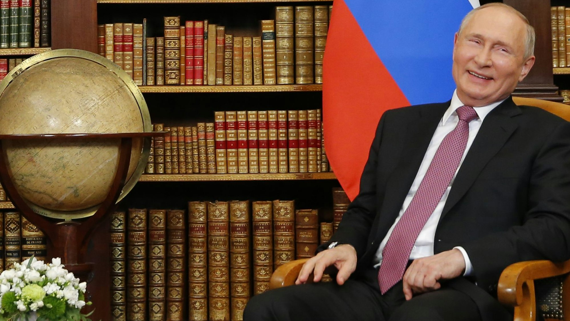 Wladimir Putin hat gut lachen. Der russische Präsident hat nach Schätzungen seiner Kritiker ein Milliardenvermögen angehäuft. Das Foto zeigt ihn bei einem Treffen mit Us-Präsdent Joe Biden (nicht im Bild) am 16. Juni 2021 in der „Villa la Grange“.