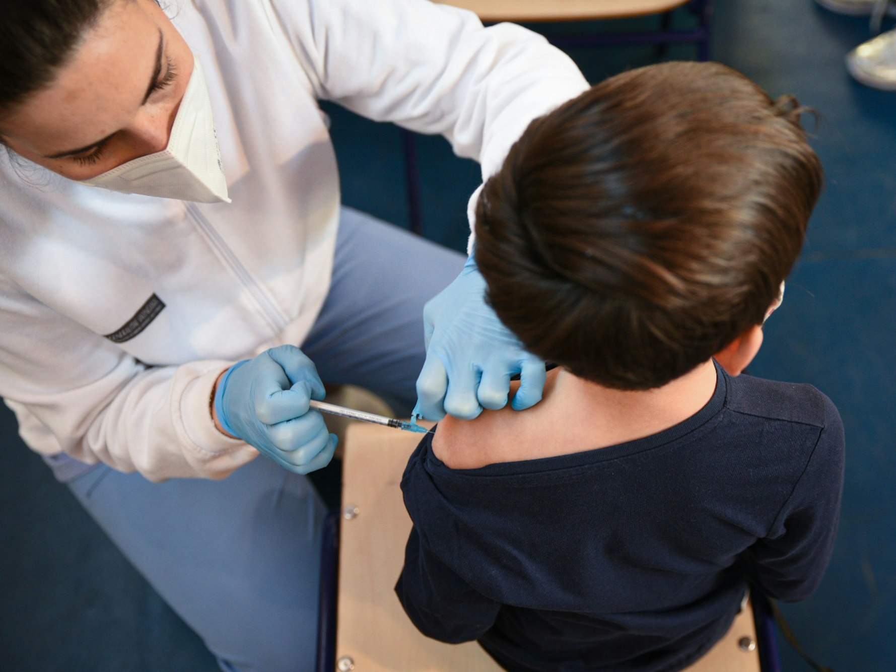 Bei mehreren Kindern in Großbritannien und Spanien wurde eine akute Hepatitis nachgewiesen. Noch ist unklar, ob eine Corona-Infektion Auslöser war. Auf dem Symbolfoto wird ein Kind im Januar 2022 in Valencia gegen Covid-19 geimpft.