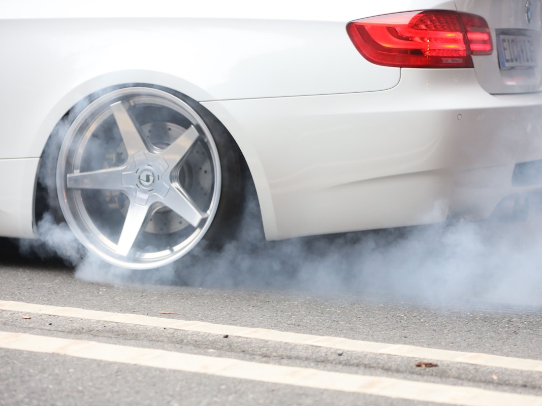 Am Karfreitag trifft sich bundesweit die Tunerszene. Die Polizei stellt regelmäßig Autos sicher. Das Foto vom 15. April 2022 zeigt einen getunten Wagen am Tunnel der Rappbodetalsperre in Sachsen-Anhalt.