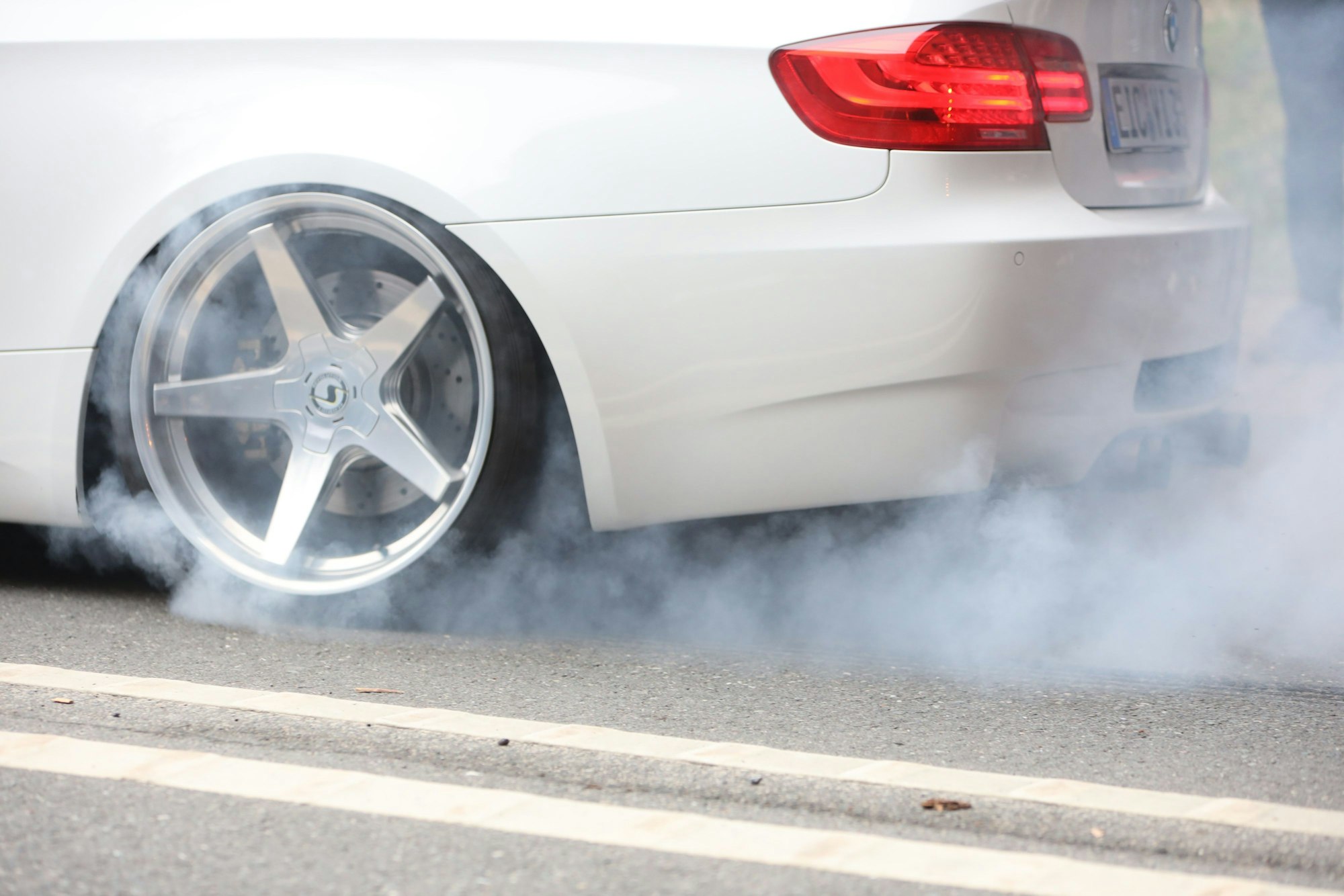 Am Karfreitag trifft sich bundesweit die Tunerszene. Die Polizei stellt regelmäßig Autos sicher. Das Foto vom 15. April 2022 zeigt einen getunten Wagen am Tunnel der Rappbodetalsperre in Sachsen-Anhalt.