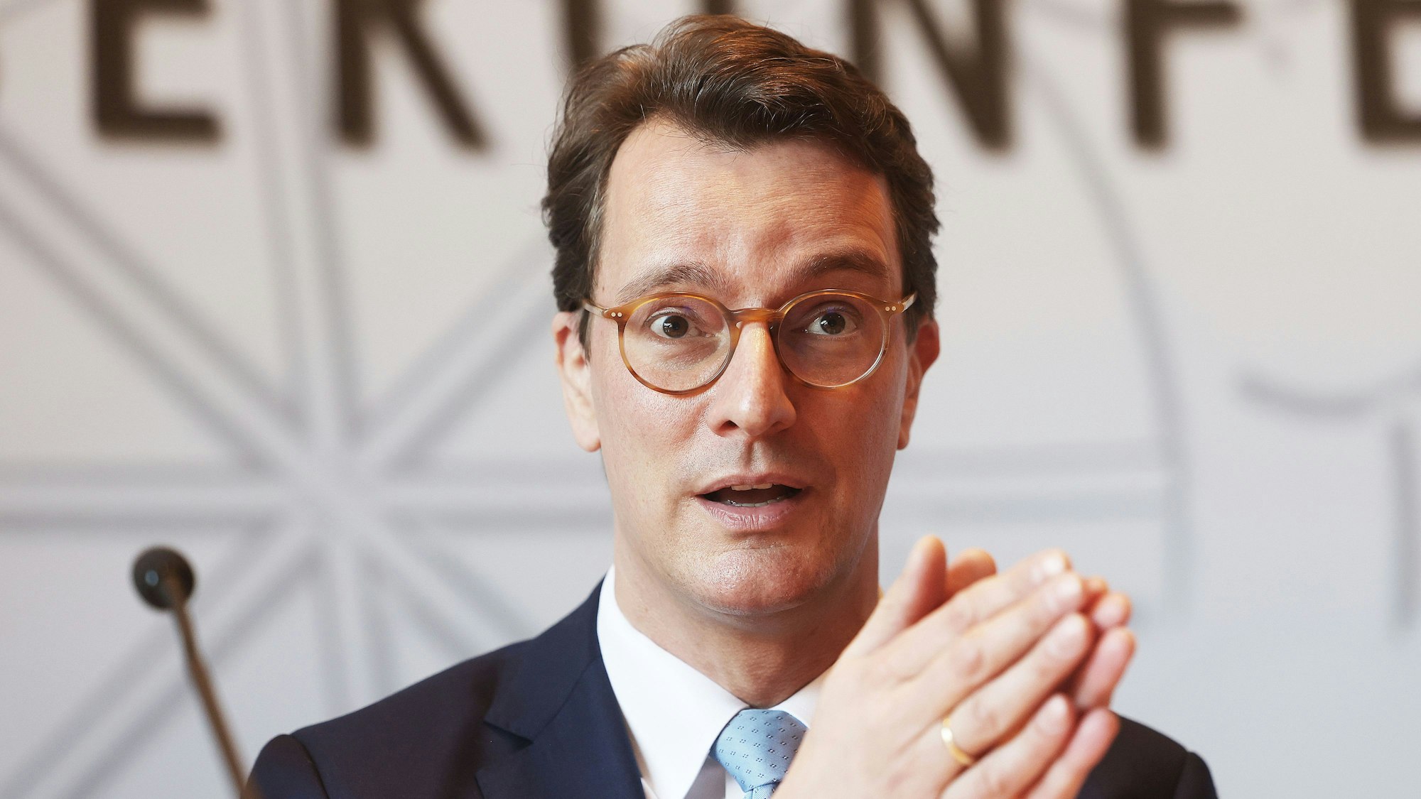 Hendrik Wüst (CDU), Ministerpräsident von Nordrhein-Westfalen, sitzt in einer Pressekonferenz zu aktuellen politischen Themen im Landtag.