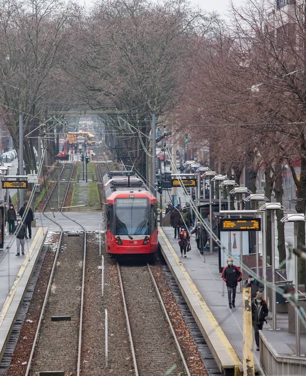 Die KVB-Linie 18, hier im Januar 2021 an der Haltestelle Weißhausstraße, muss derzeit getrennt werden.