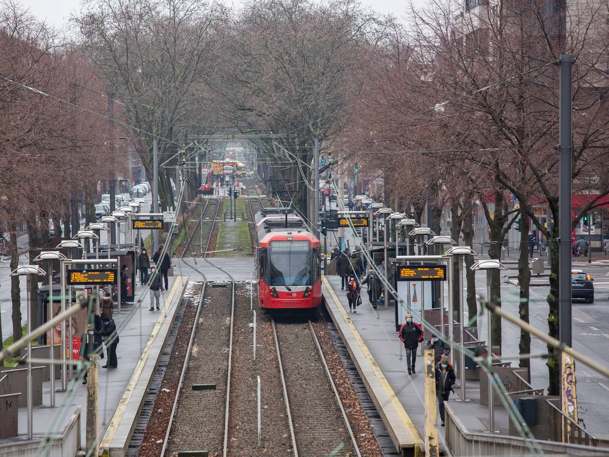 Die KVB-Linie 18, hier im Januar 2021 an der Haltestelle Weißhausstraße, muss derzeit getrennt werden.
