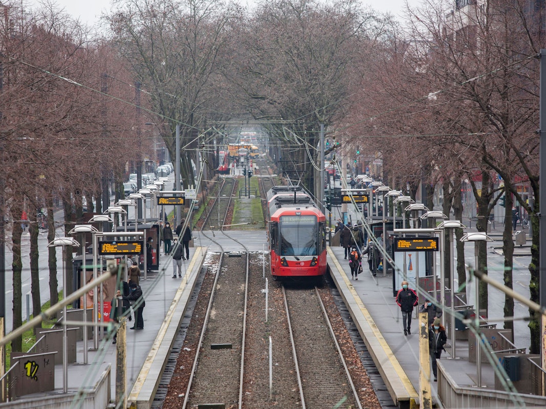 Die KVB-Linie 18, hier im Januar 2021 an der Haltestelle Weißhausstraße, muss derzeit getrennt werden.