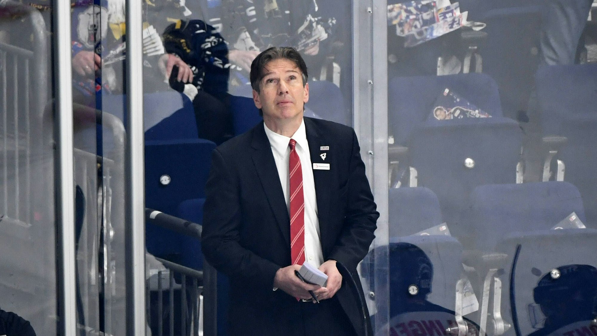 Uwe Krupp blickt nachdenklich in Richtung Hallendach