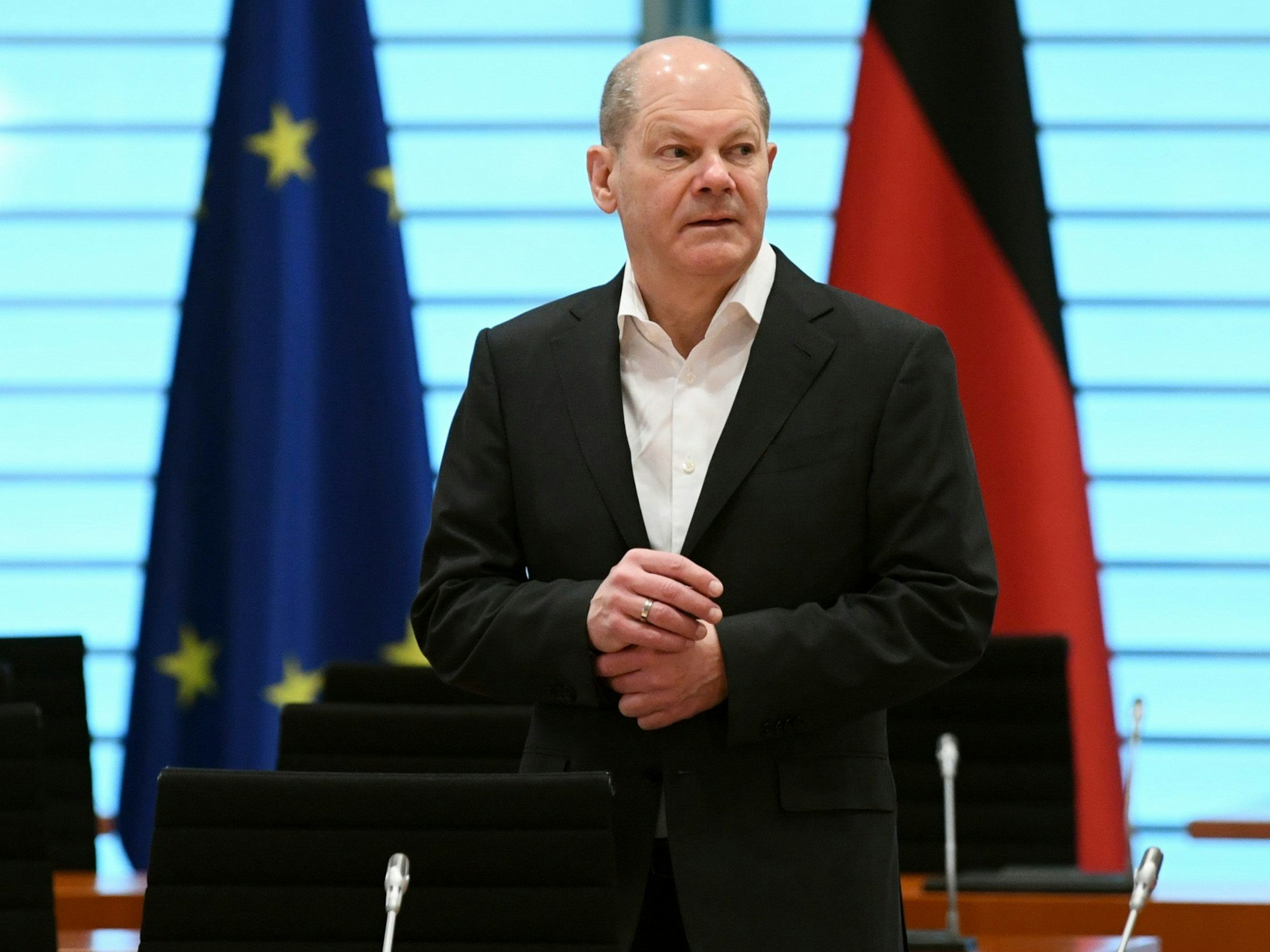 Die Ukraine fordert von der Bundesregierung die Lieferung schwerer Waffen. Bundeskanzler Olaf Scholz, hier am 12. April 2022 bei einer Sitzung des Sicherheitskabinetts, hat sich noch nicht festgelegt.