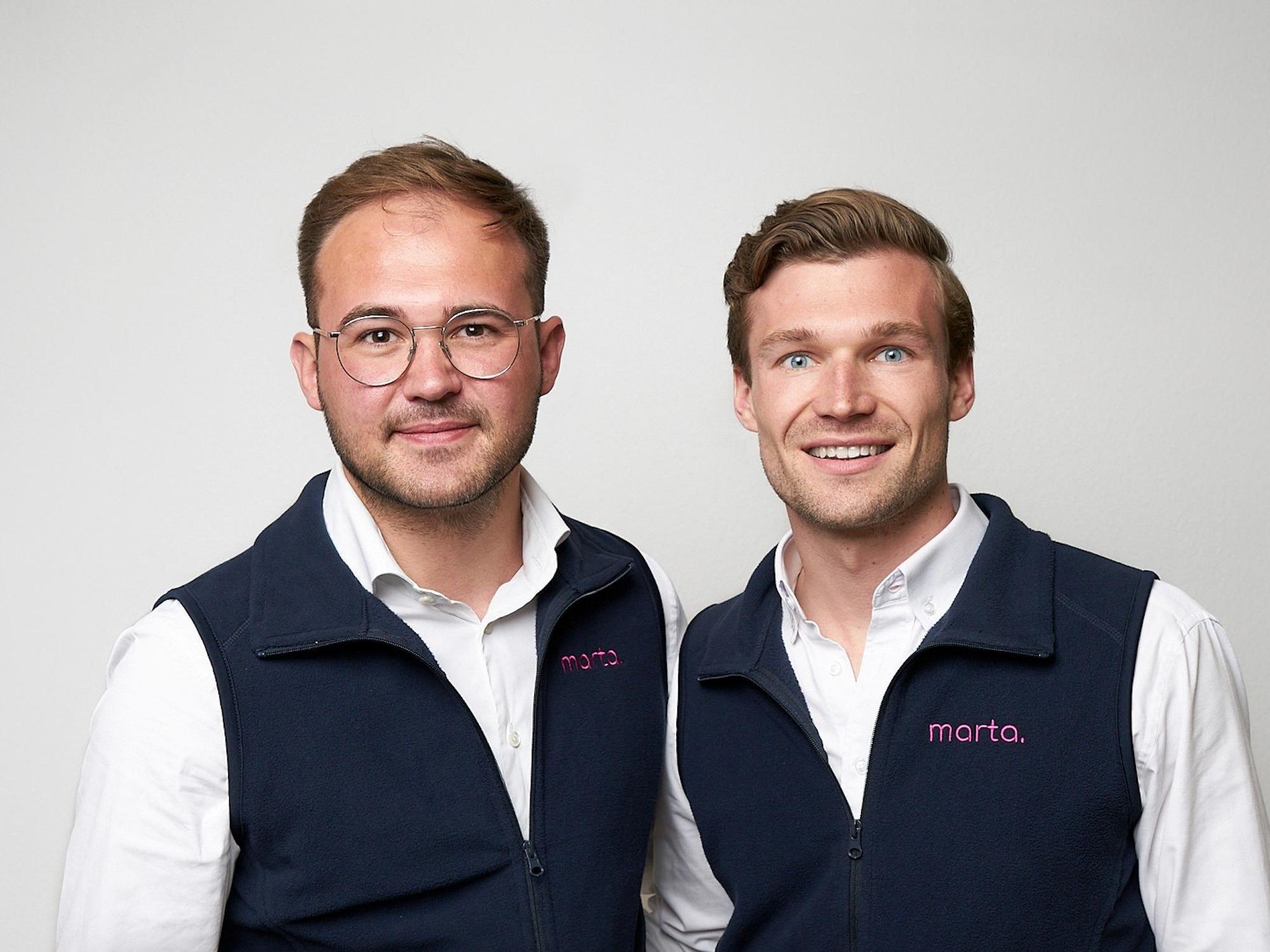 „marta“-Gründer Philipp Buhr und Jan Hoffmann lächeln in die Kamera.