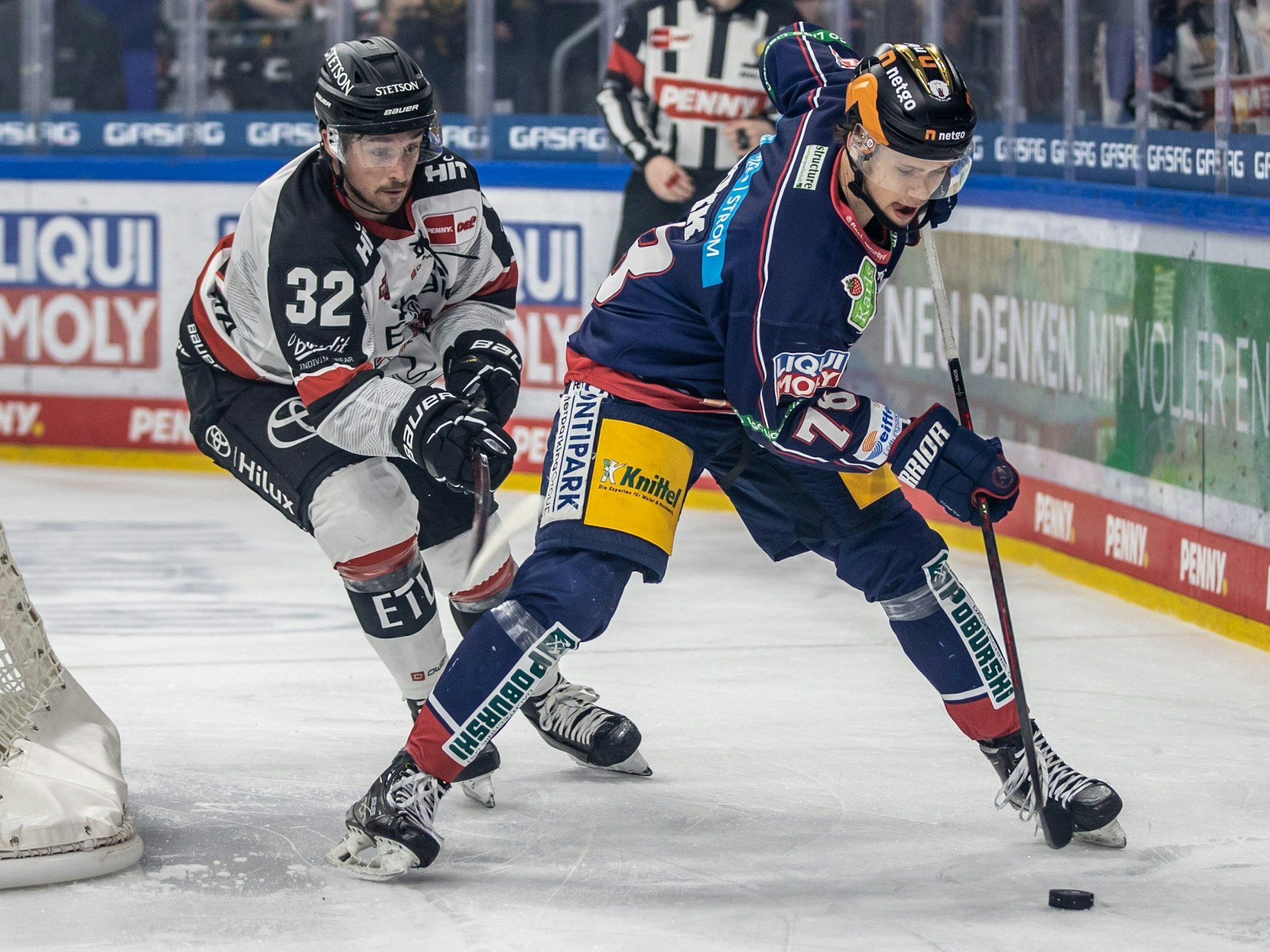 Carl Neill von Kölner Haien im Duell mit Berlins Dominik Bokk