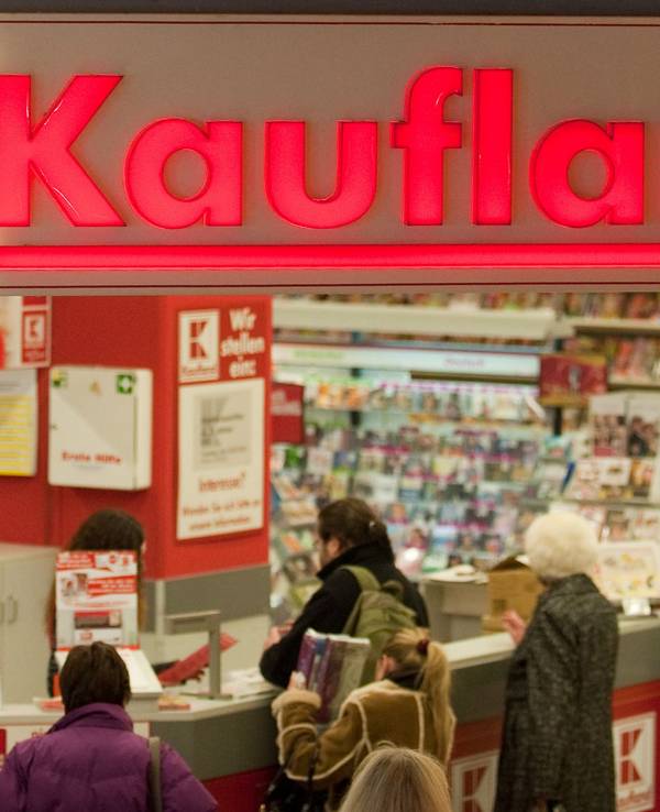 Kunden stehen am 25.01.2012 an der Infotheke einer Kaufland-Filiale in München (Oberbayern).